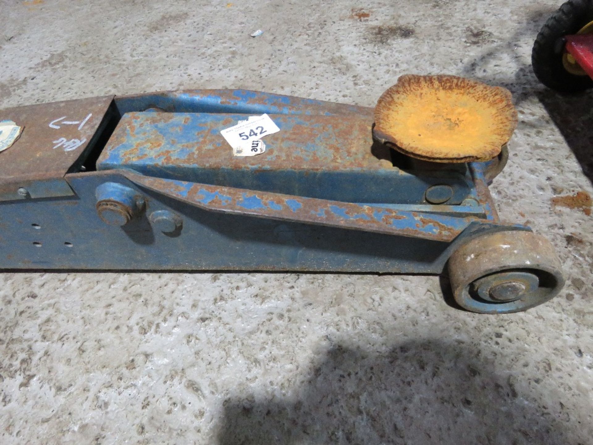 HEAVY DUTY TROLLEY JACK. THIS LOT IS SOLD UNDER THE AUCTIONEERS MARGIN SCHEME, THEREFORE NO VAT W - Image 3 of 3