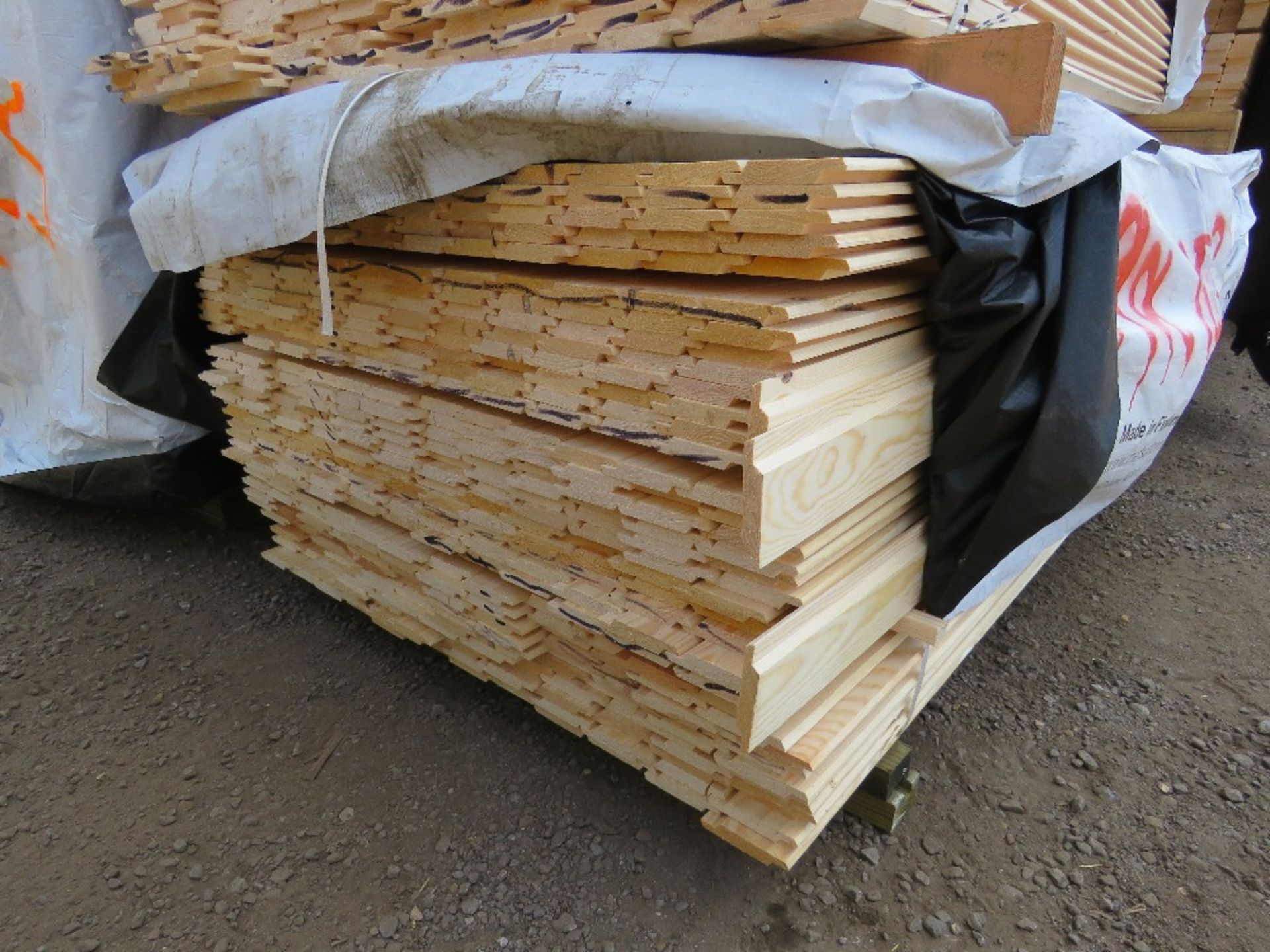 2 X PALLETS OF HIT AND MISS FENCE CLADDING TIMBER 0.83M - 1.12M APPROX X 100MM APPROX. - Image 11 of 15