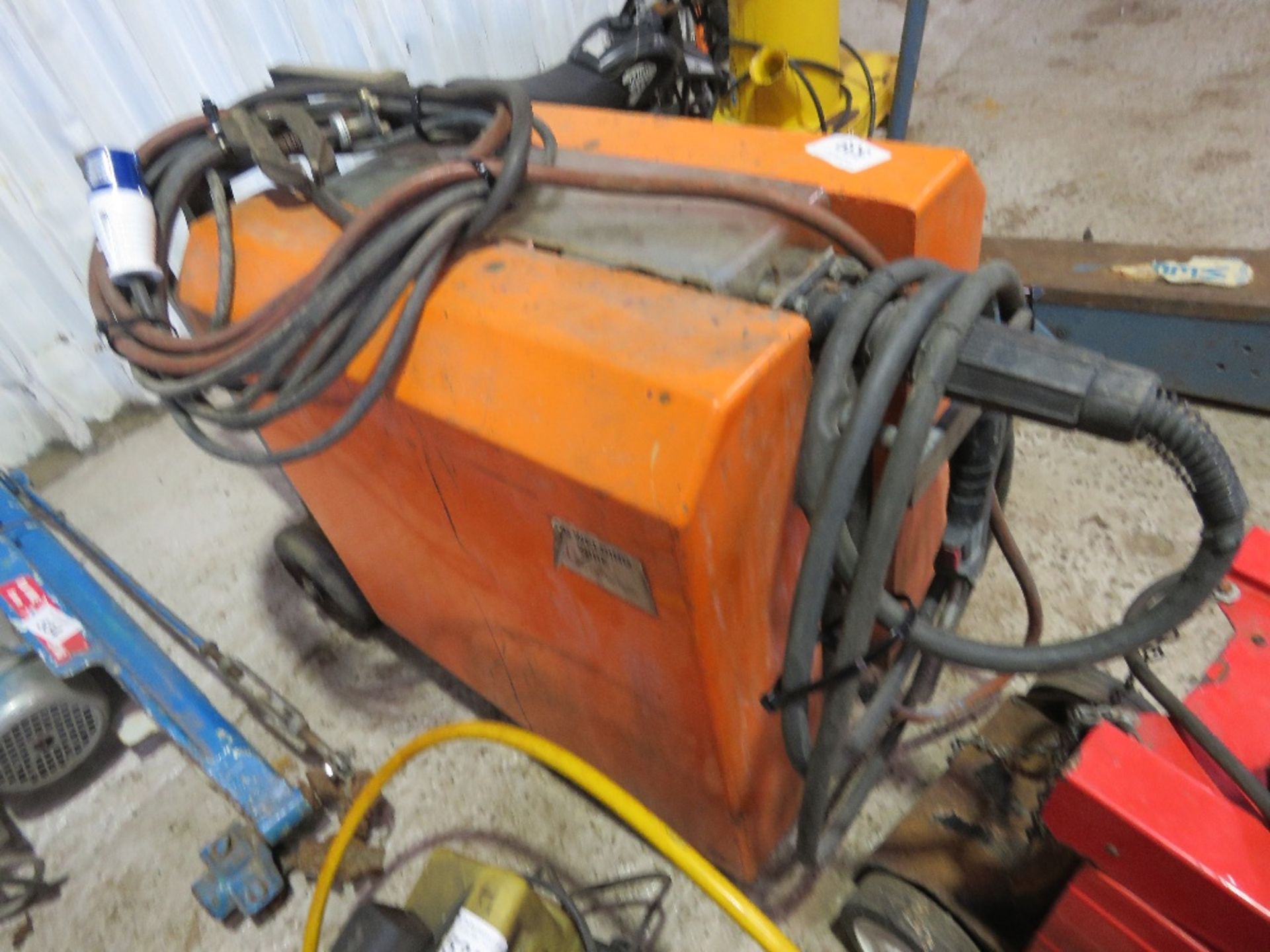 HEAVY DUTY WELDER, 240VOLT POWERED. THIS LOT IS SOLD UNDER THE AUCTIONEERS MARGIN SCHEME, THEREFO - Image 2 of 9