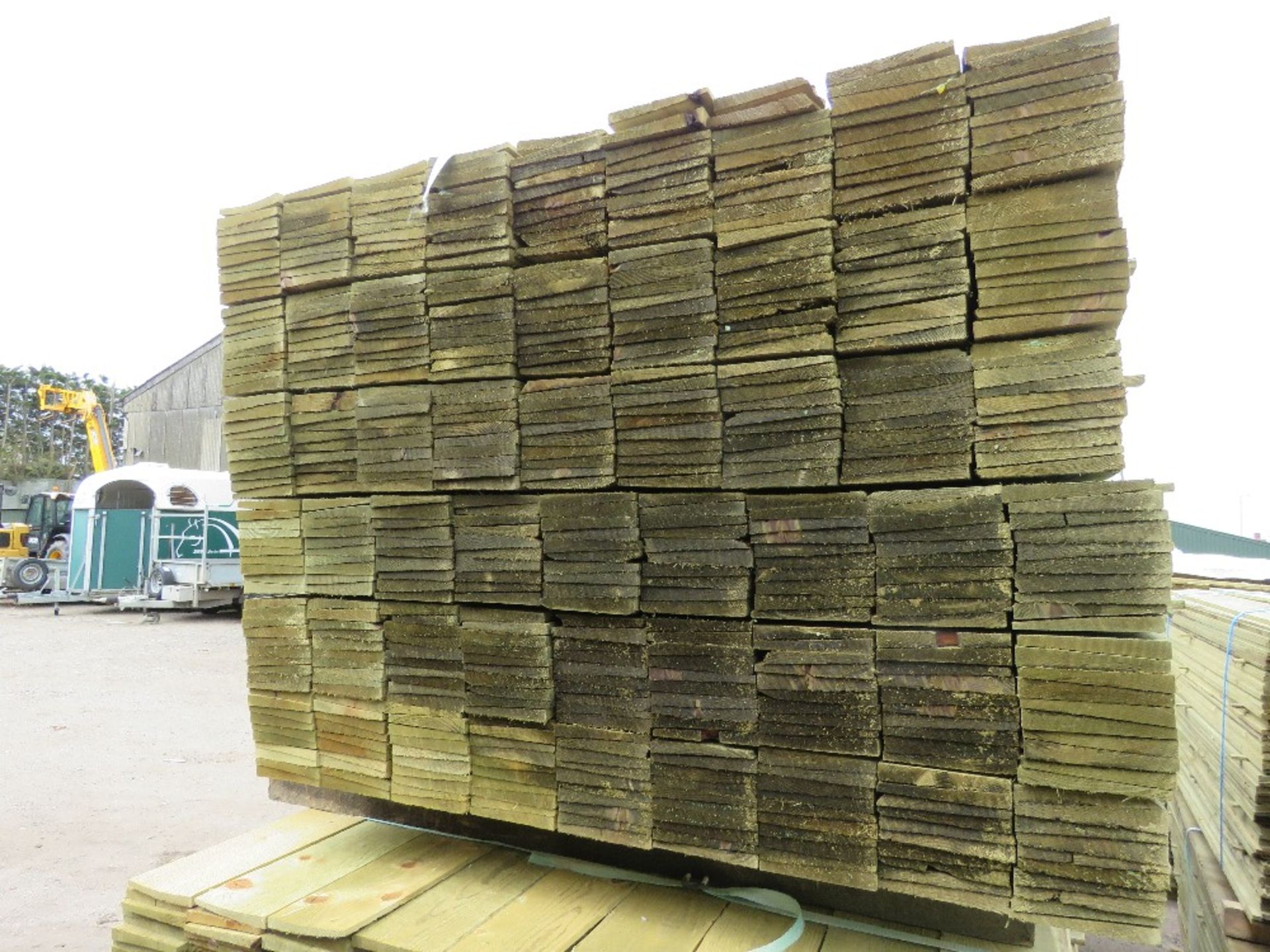 LARGE PACK OF PRESSURE TREATED FEATHER EDGE FENCE CLADDING TIMBER BOARDS: 1.65M LENGTH X 100MM WIDTH - Image 2 of 3