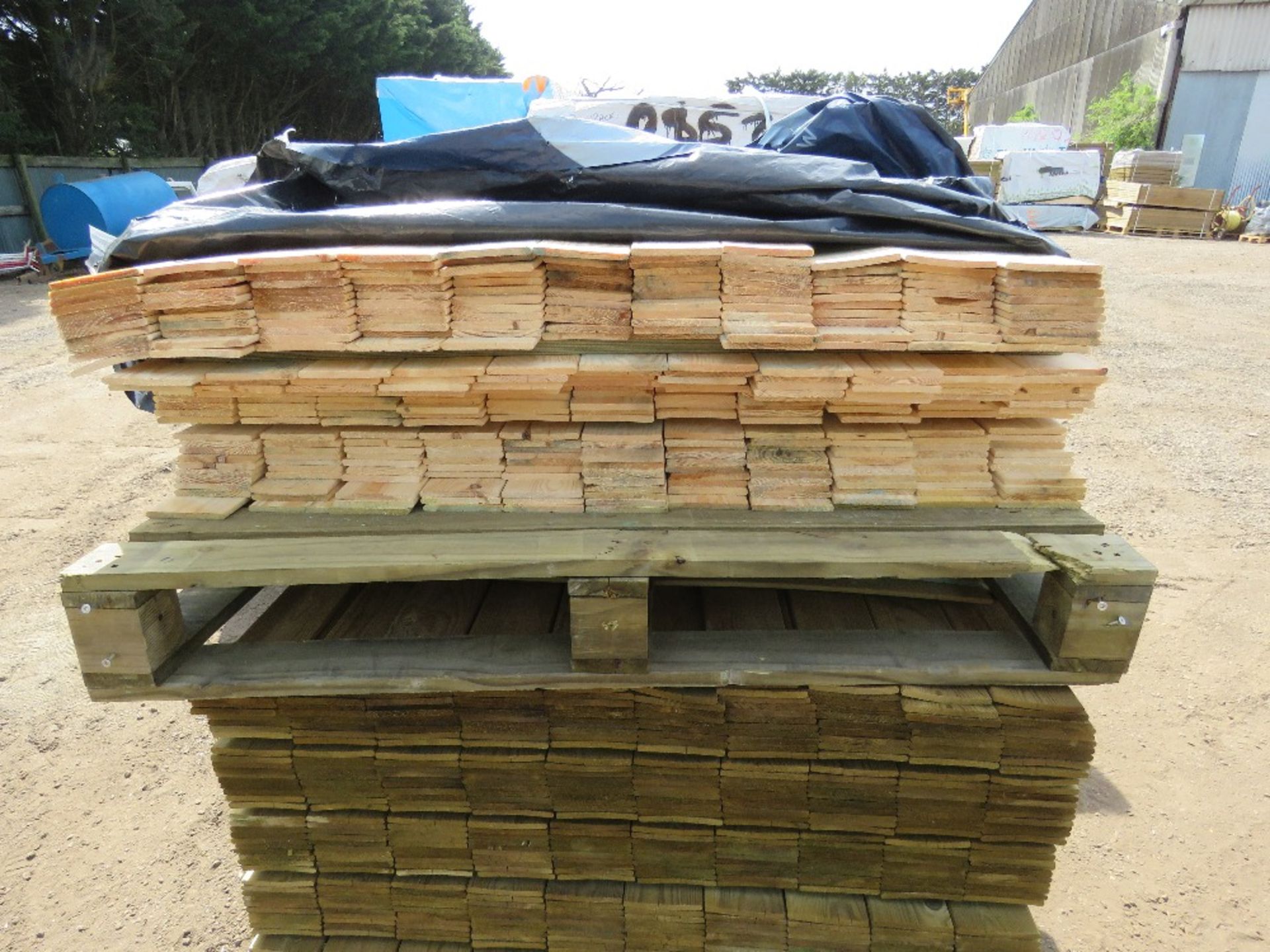 2 X PALLETS OF HIT AND MISS FENCE CLADDING TIMBER 0.83M - 1.12M APPROX X 100MM APPROX. - Image 5 of 15