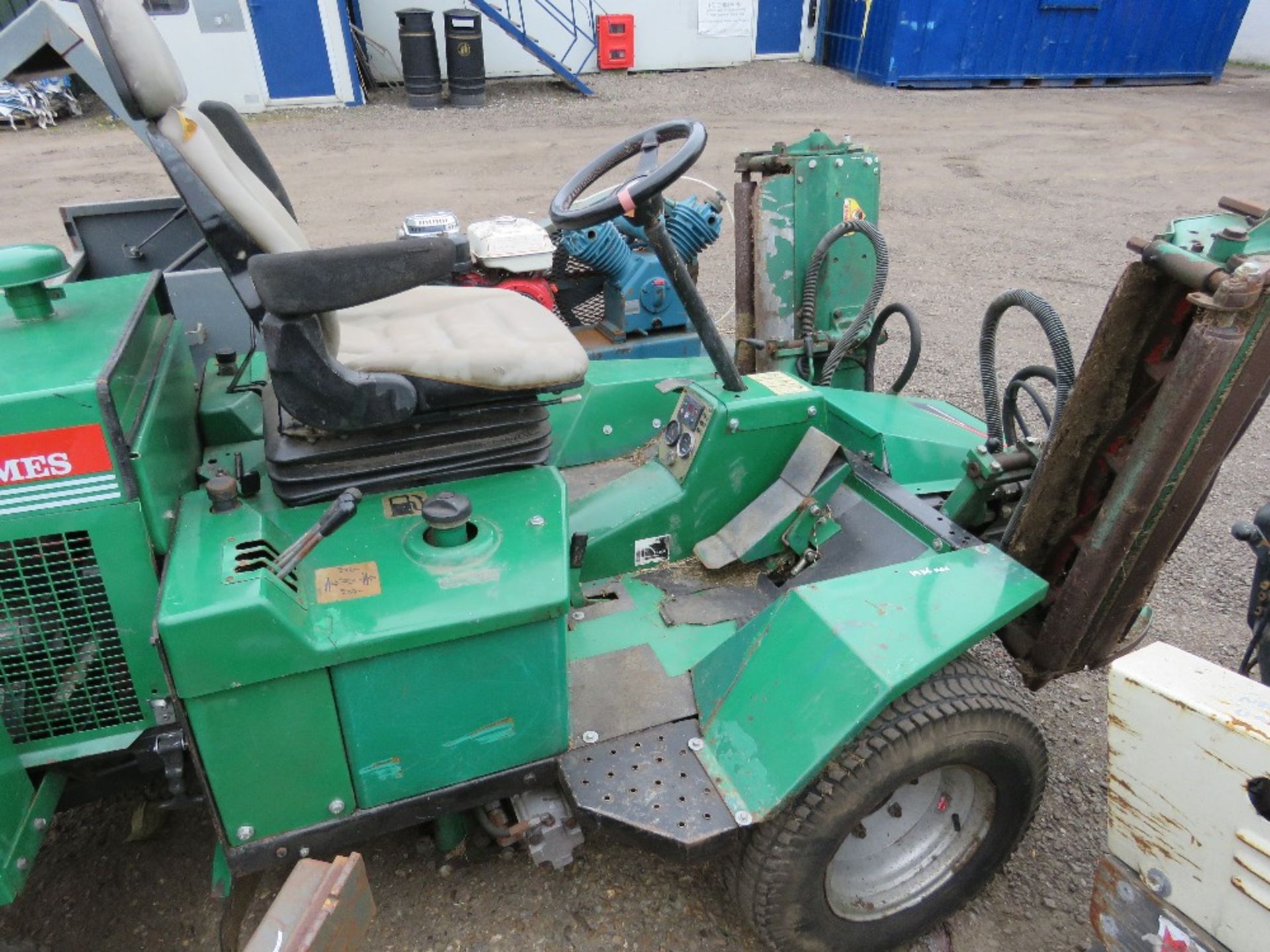 RANSOMES 213 TRIPLE RIDE ON CYLINDER MOWER WITH KUBOTA ENGINE. WHEN TESTED WAS SEEN TO DRIVE, STEER, - Image 8 of 11