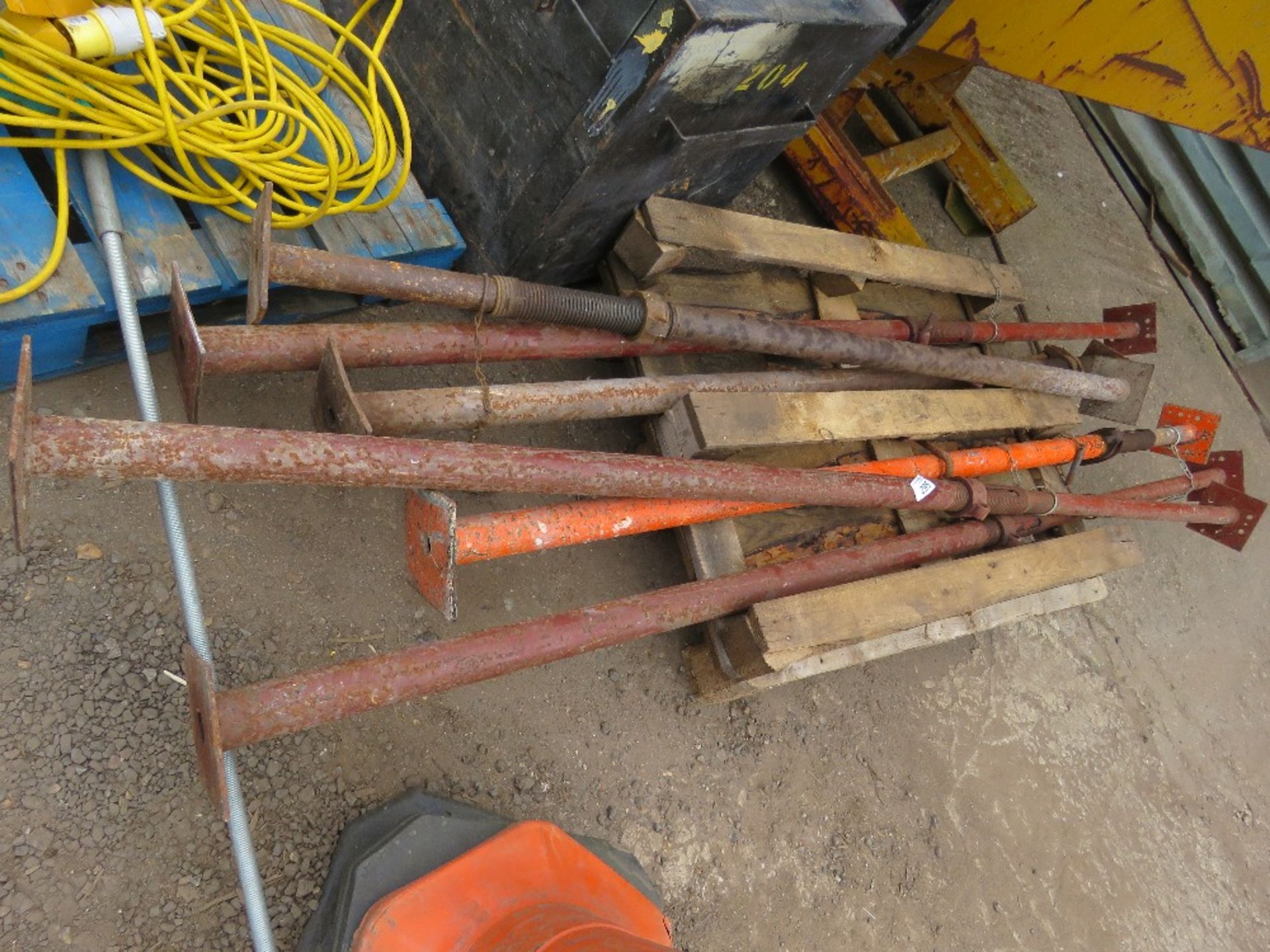 6NO ACROW TYPE SUPPORT PROPS. SOURCED FROM DEPOT CLOSURE. - Image 2 of 3