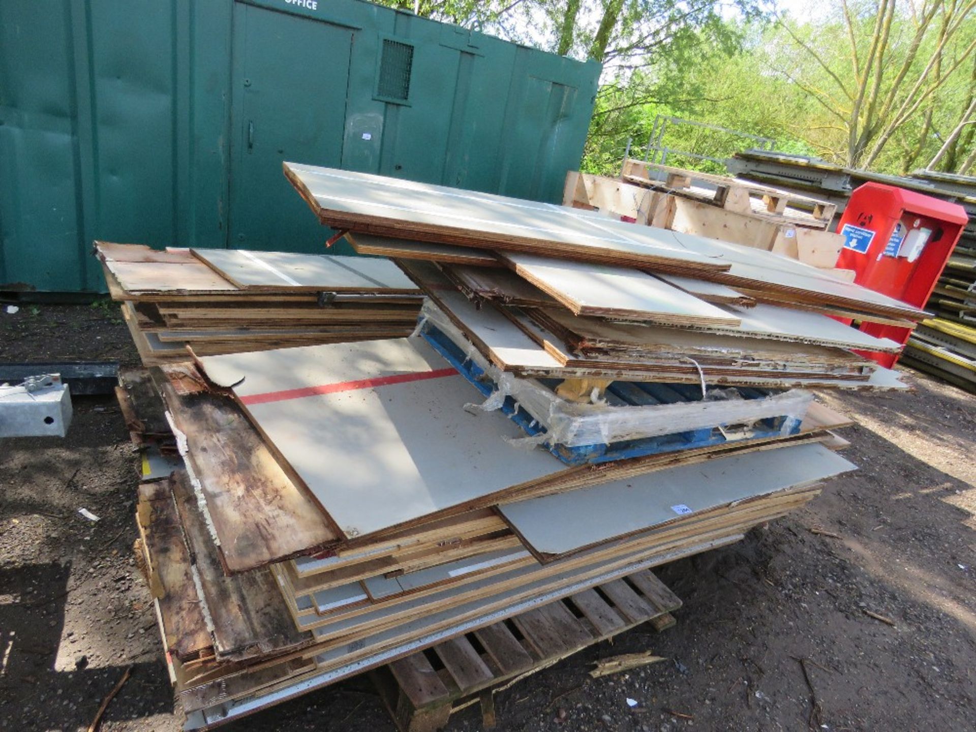 3 X PALLETS CONTAINING A LARGE QUANTITY OF PLYWOOD SHEETS/OFFCUTS. THIS LOT IS SOLD UNDER THE AUC - Image 2 of 3