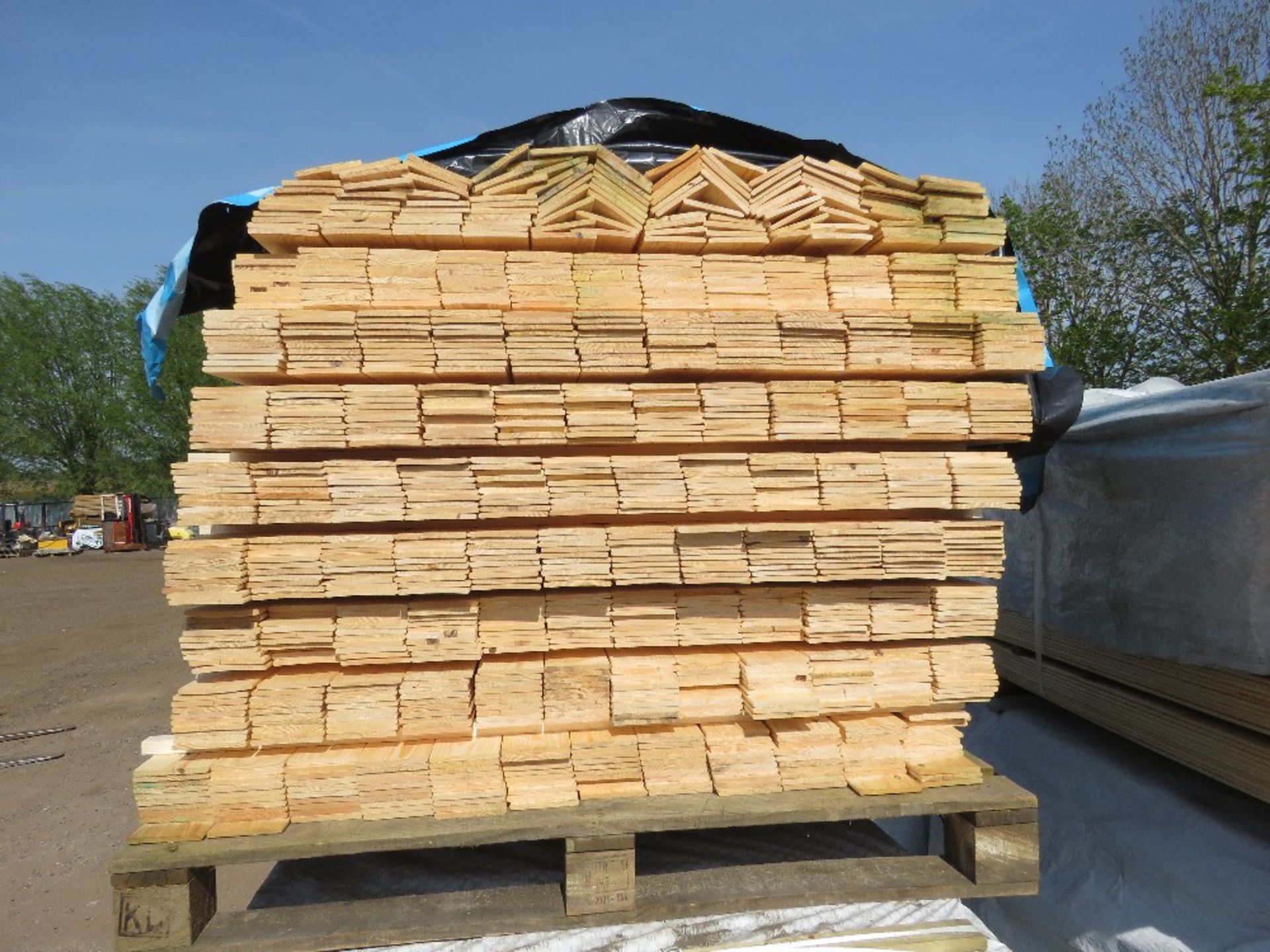 PALLET OF HIT AND MISS FENCE CLADDING BOARDS: 0.83M LENGTH X 100MM WIDTH APPROX. - Image 3 of 4