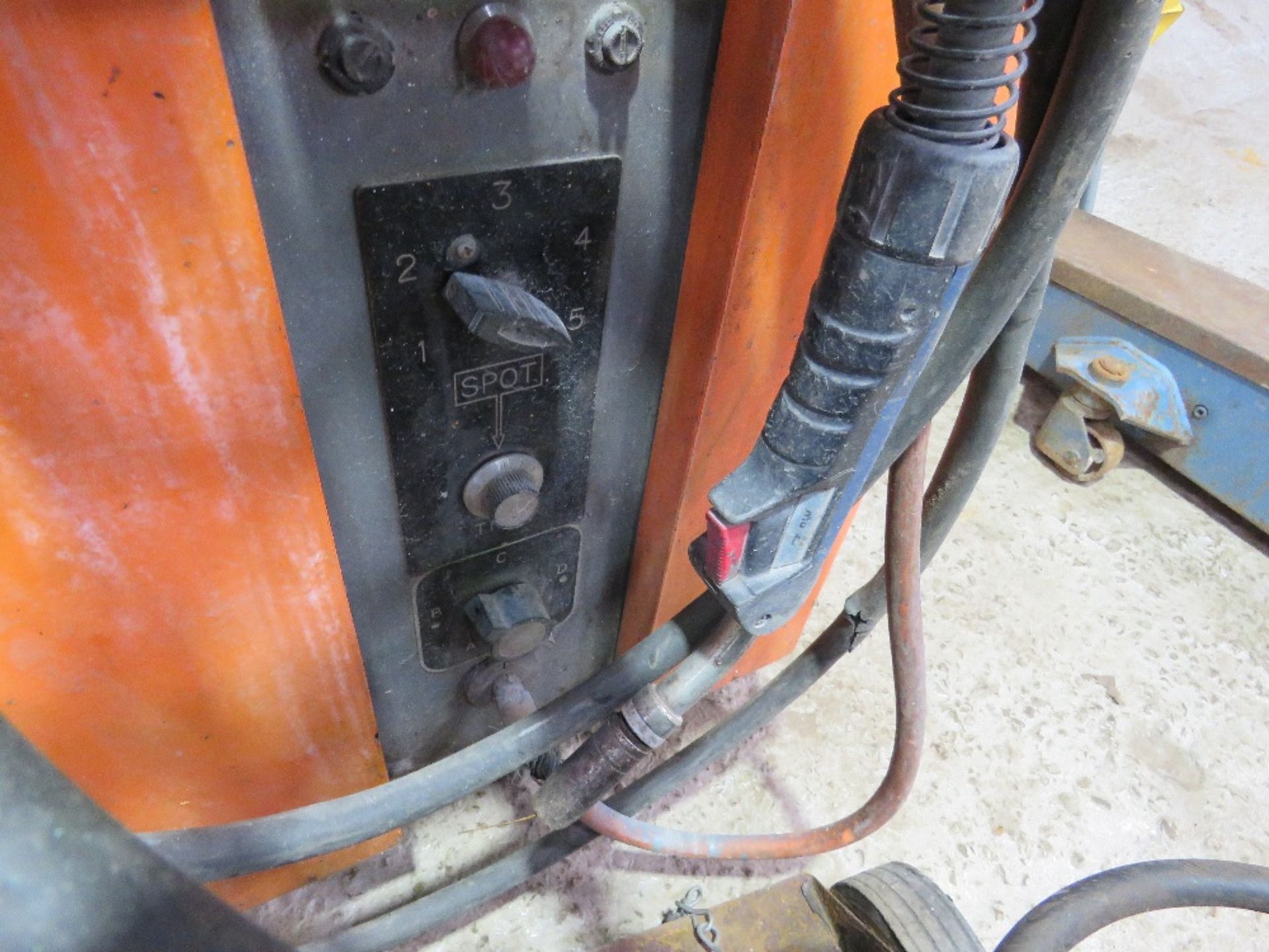 HEAVY DUTY WELDER, 240VOLT POWERED. THIS LOT IS SOLD UNDER THE AUCTIONEERS MARGIN SCHEME, THEREFO - Image 4 of 9