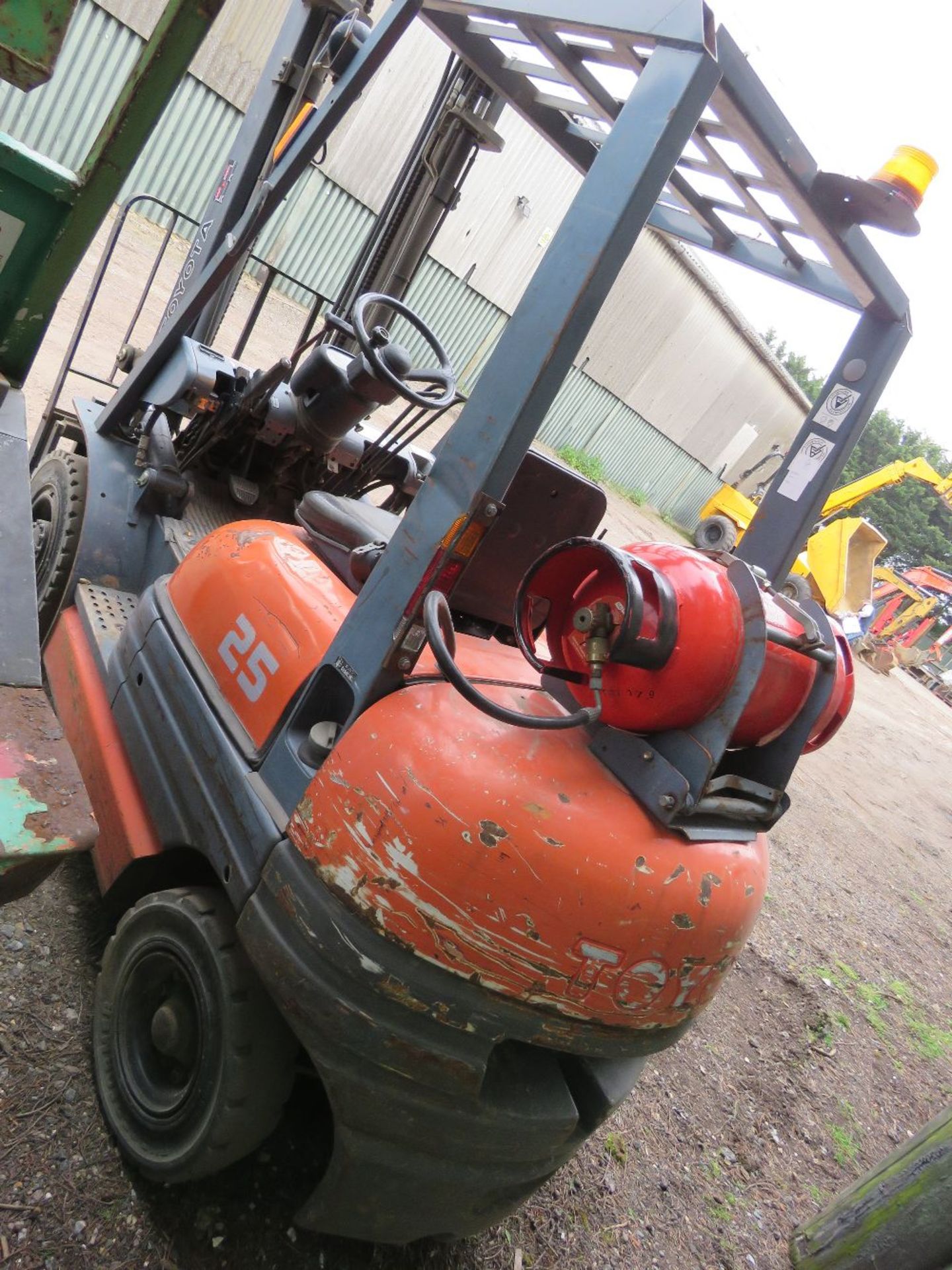 TOYOTA 25 GAS FORKLIFT TRUCK WITH SIDE SHIFT. 8994 REC HOURS. SN:406FGF25@21005 WHEN TESTED WAS SEE - Image 5 of 11