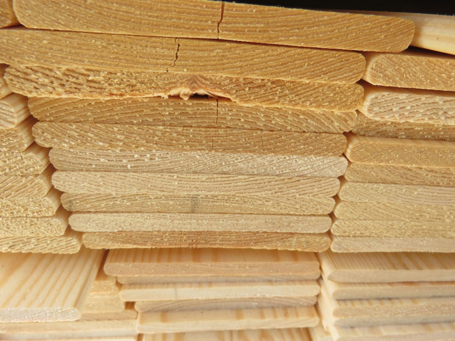 LARGE PACK OF HIT AND MISS FENCE CLADDING BOARDS: 1.57M LENGTH X 100MM WIDTH APPROX. - Image 3 of 3