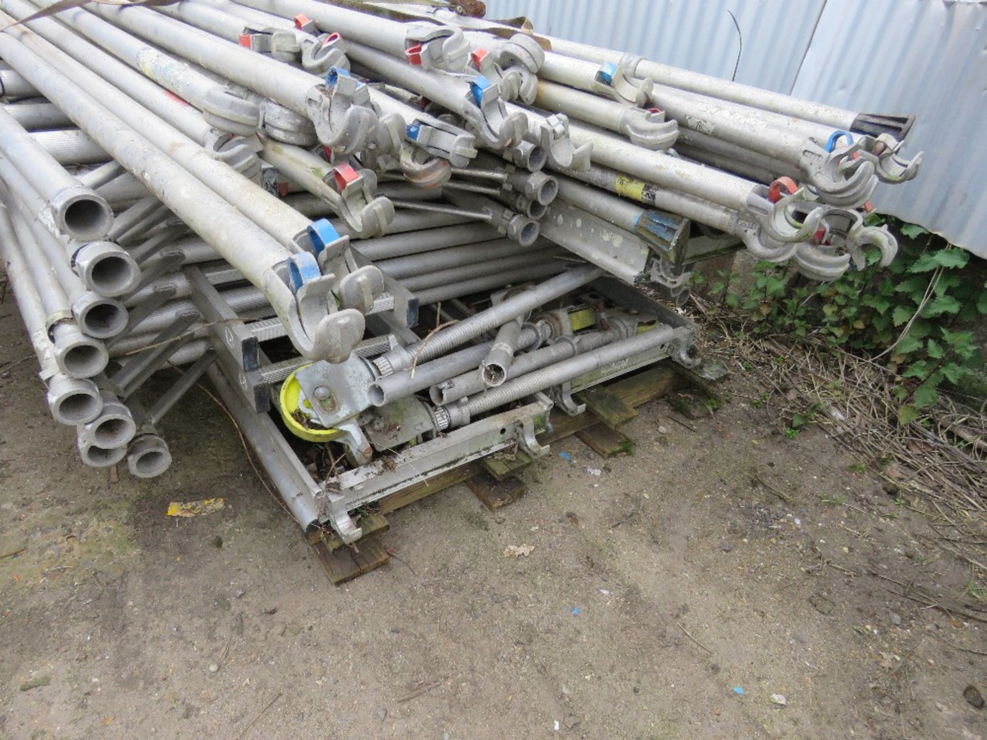 LARGE QUANTITY OF ASSORTED ALUMINIUM SCAFFOLD TOWER PARTS. - Image 6 of 9