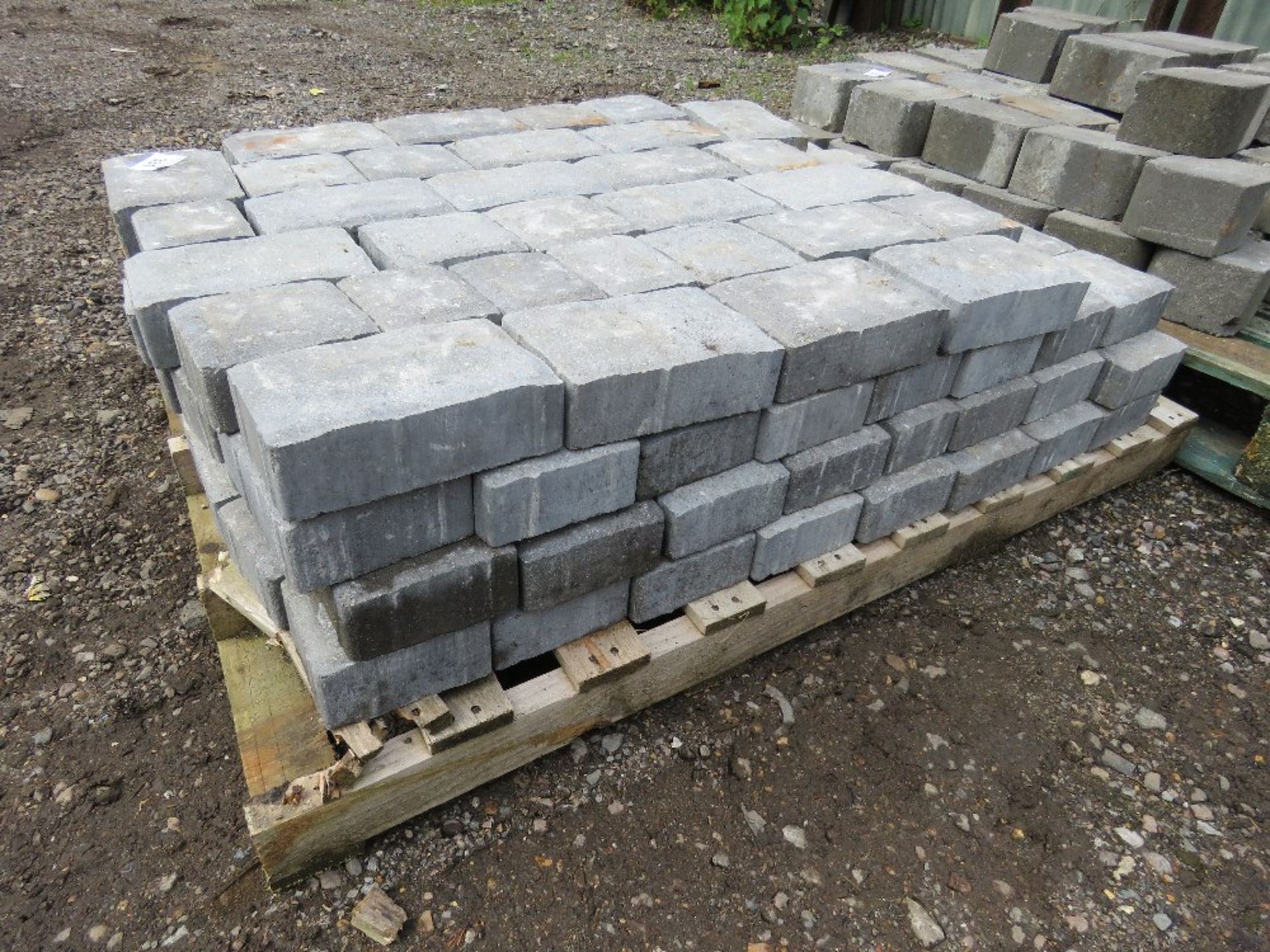 PALLET CONTAINING GREY BLOCK PAVERS. THIS LOT IS SOLD UNDER THE AUCTIONEERS MARGIN SCHEME, THEREF - Image 3 of 3