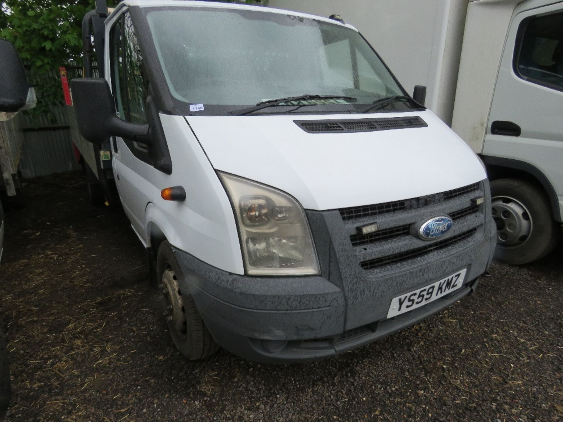 FORD TRANSIT 2.4TDCI DROP SIDE TRUCK WITH REAR TAIL LIFT REG:YS59 KMZ. 165,142 REC MILES. 12FT LENGT - Image 2 of 9