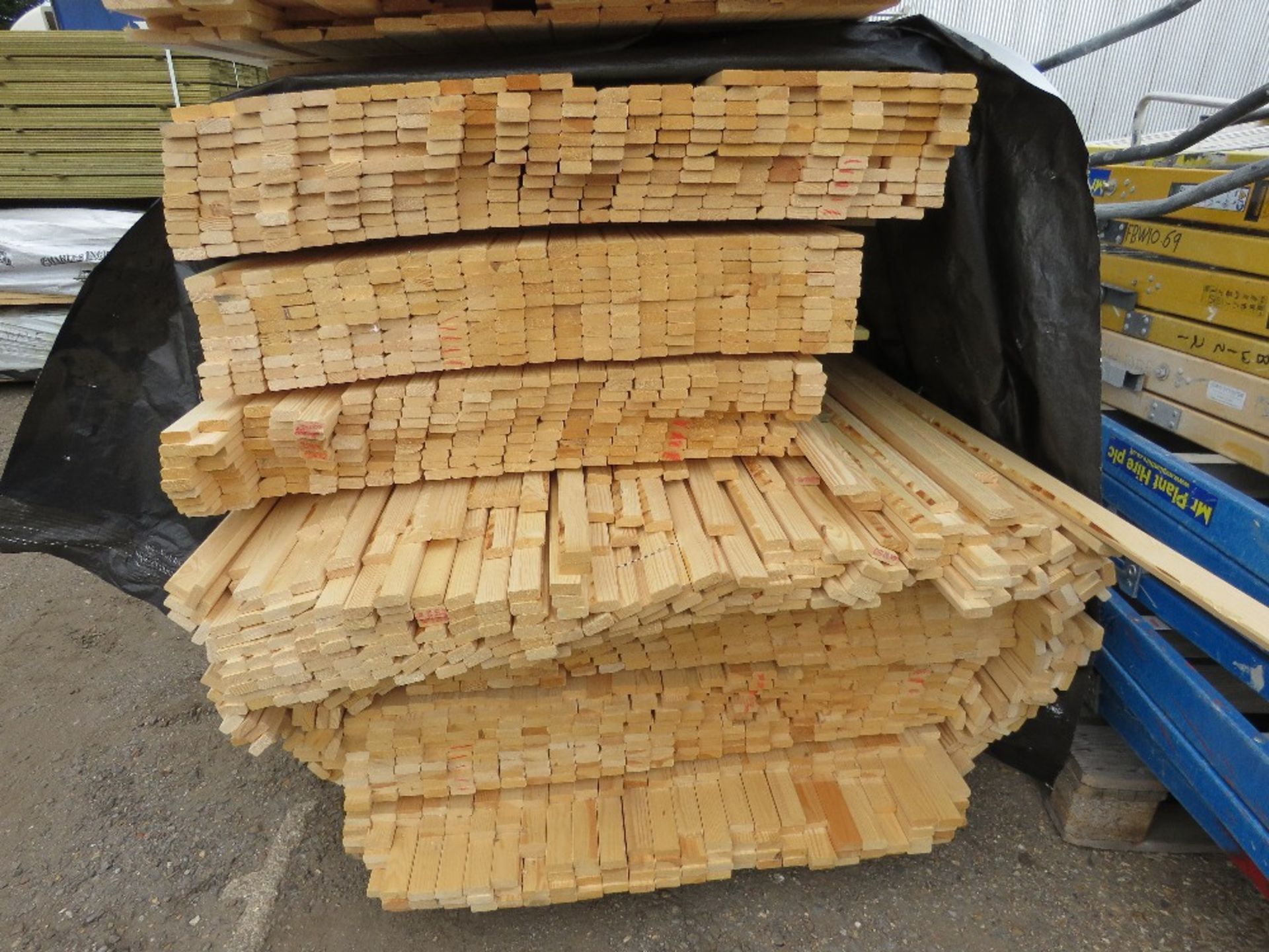 EXTRA LARGE PACK OF UNTREATED VENETIAN PALE FENCE CLADDING/TRELLIS SLATS 2M LENGTH X 45MM X 17MM WID - Image 3 of 3