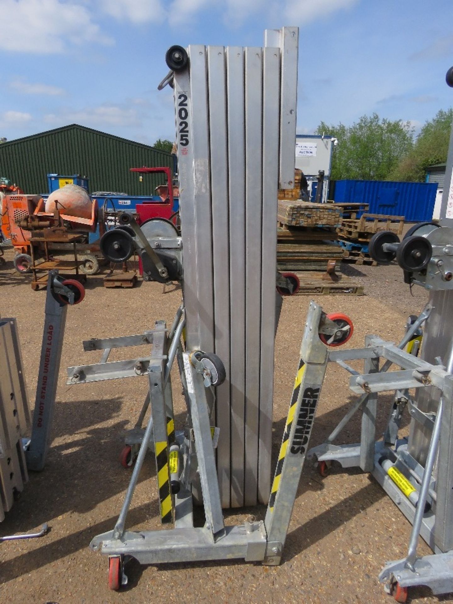 SUMNER 2025 MATERIAL HOIST UNIT WITH FORKS, YEAR 2018 BUILD. - Image 2 of 9