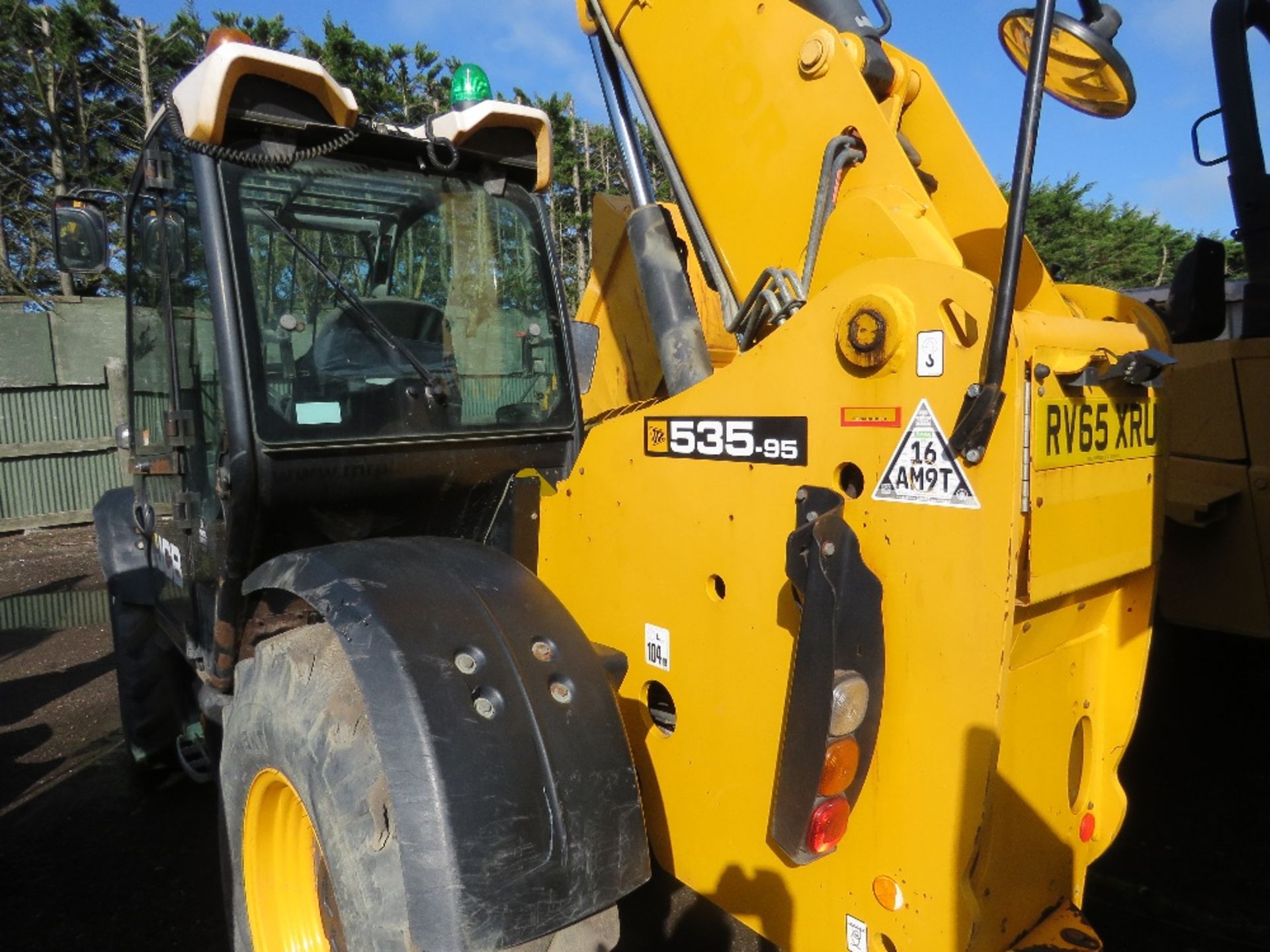 JCB 535-95 TELEHANDLER, YEAR 2015 REG: RV65 XRU. V5 TO FOLLOW ONCE SOLD. OWNED BY VENDOR FROM NEW. - Image 2 of 10