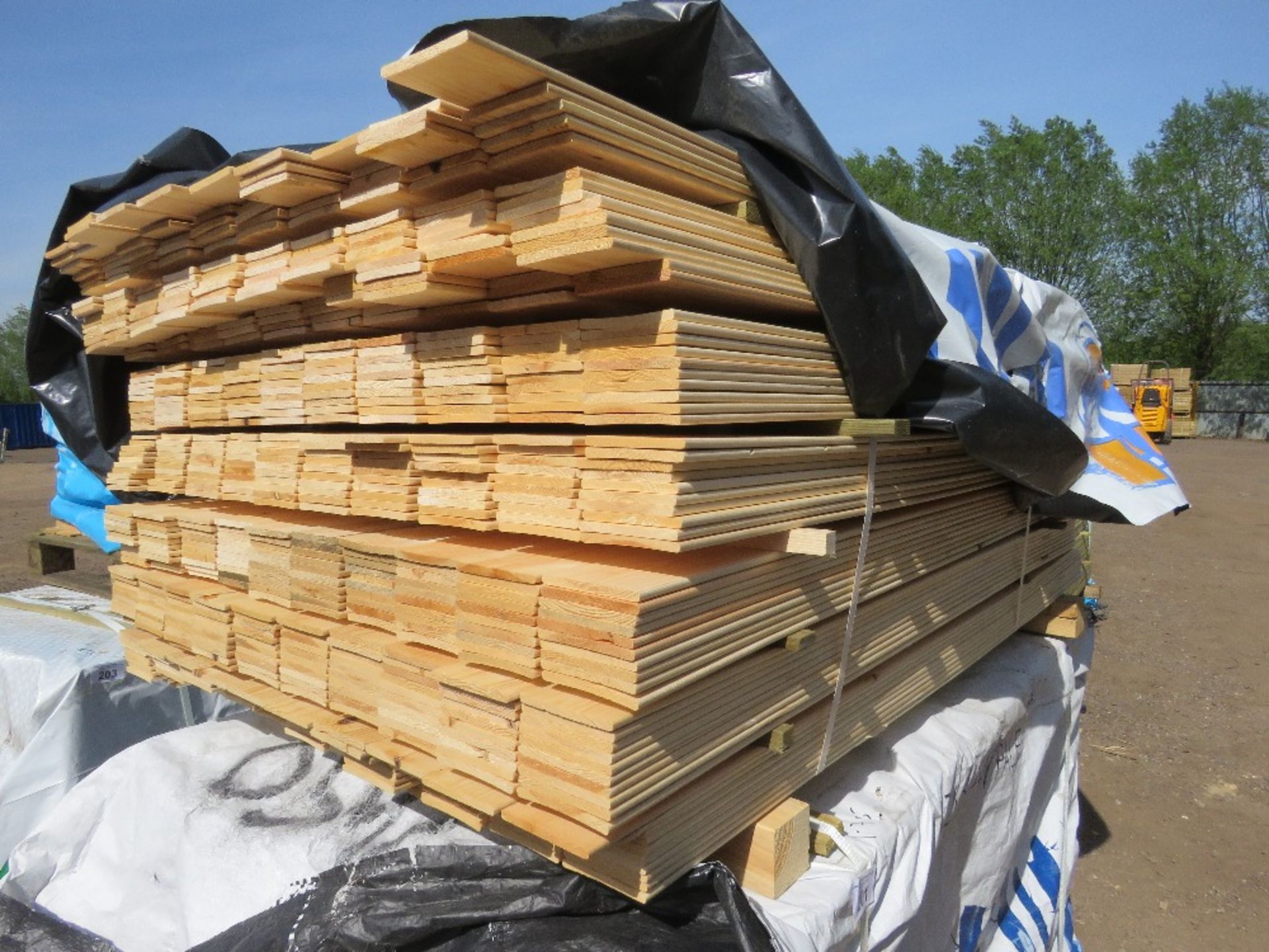 PACK OF HIT AND MISS FENCE CLADDING BOARDS: 1.57M LENGTH X 100MM WIDTH APPROX.