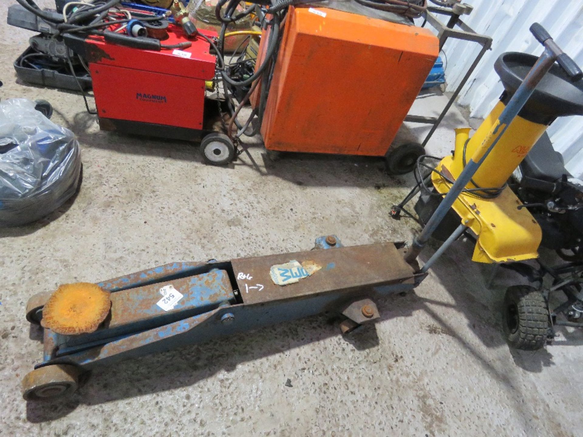 HEAVY DUTY TROLLEY JACK. THIS LOT IS SOLD UNDER THE AUCTIONEERS MARGIN SCHEME, THEREFORE NO VAT W