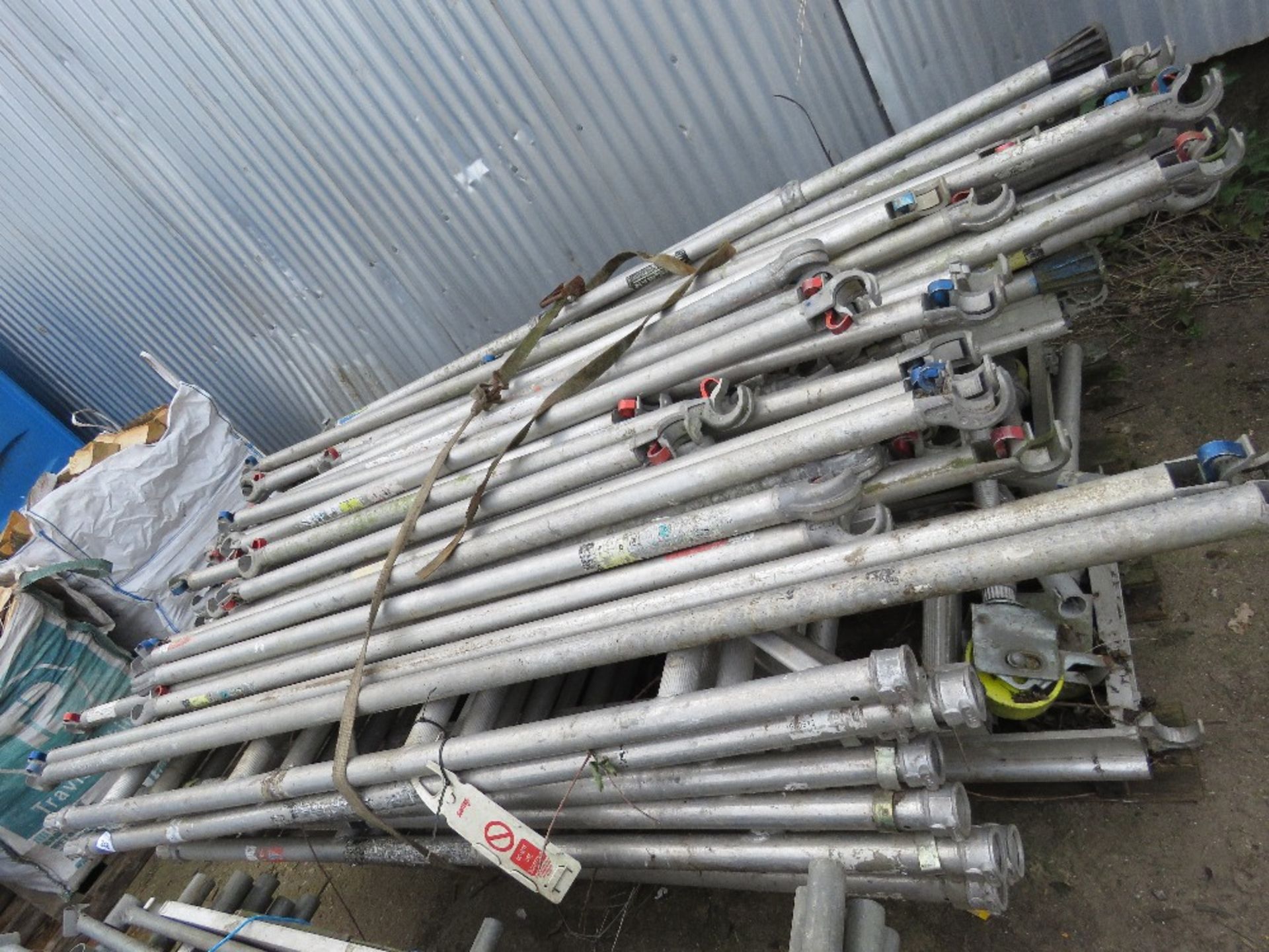 LARGE QUANTITY OF ASSORTED ALUMINIUM SCAFFOLD TOWER PARTS. - Image 7 of 9