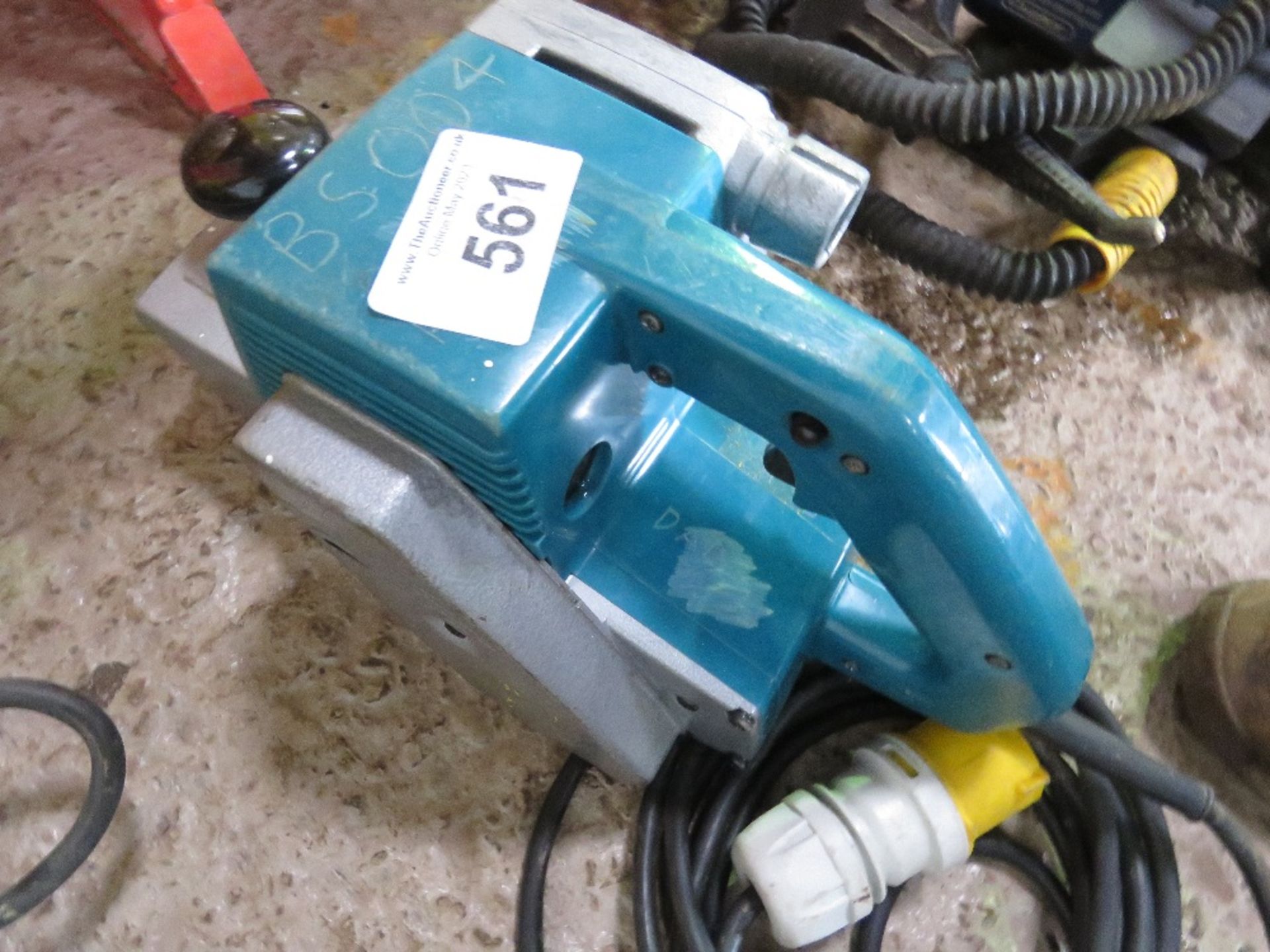 MAKITA 110VOLT BELT SANDER.