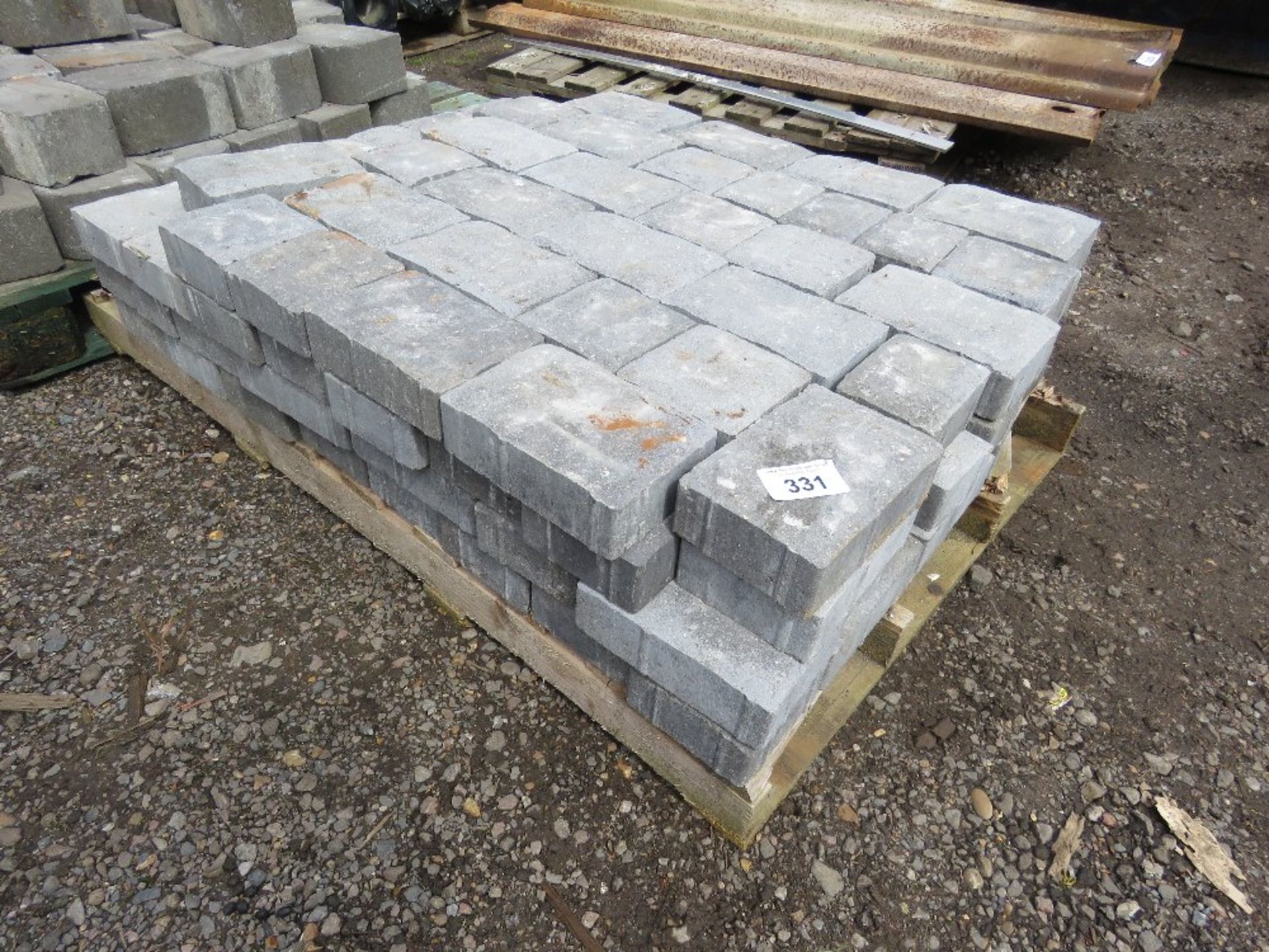 PALLET CONTAINING GREY BLOCK PAVERS. THIS LOT IS SOLD UNDER THE AUCTIONEERS MARGIN SCHEME, THEREF