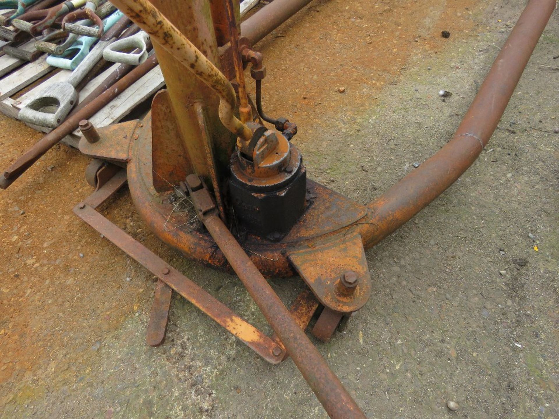 HYDRAULIC ENGINE CRANE. THIS LOT IS SOLD UNDER THE AUCTIONEERS MARGIN SCHEME, THEREFORE NO VAT WI - Image 3 of 4