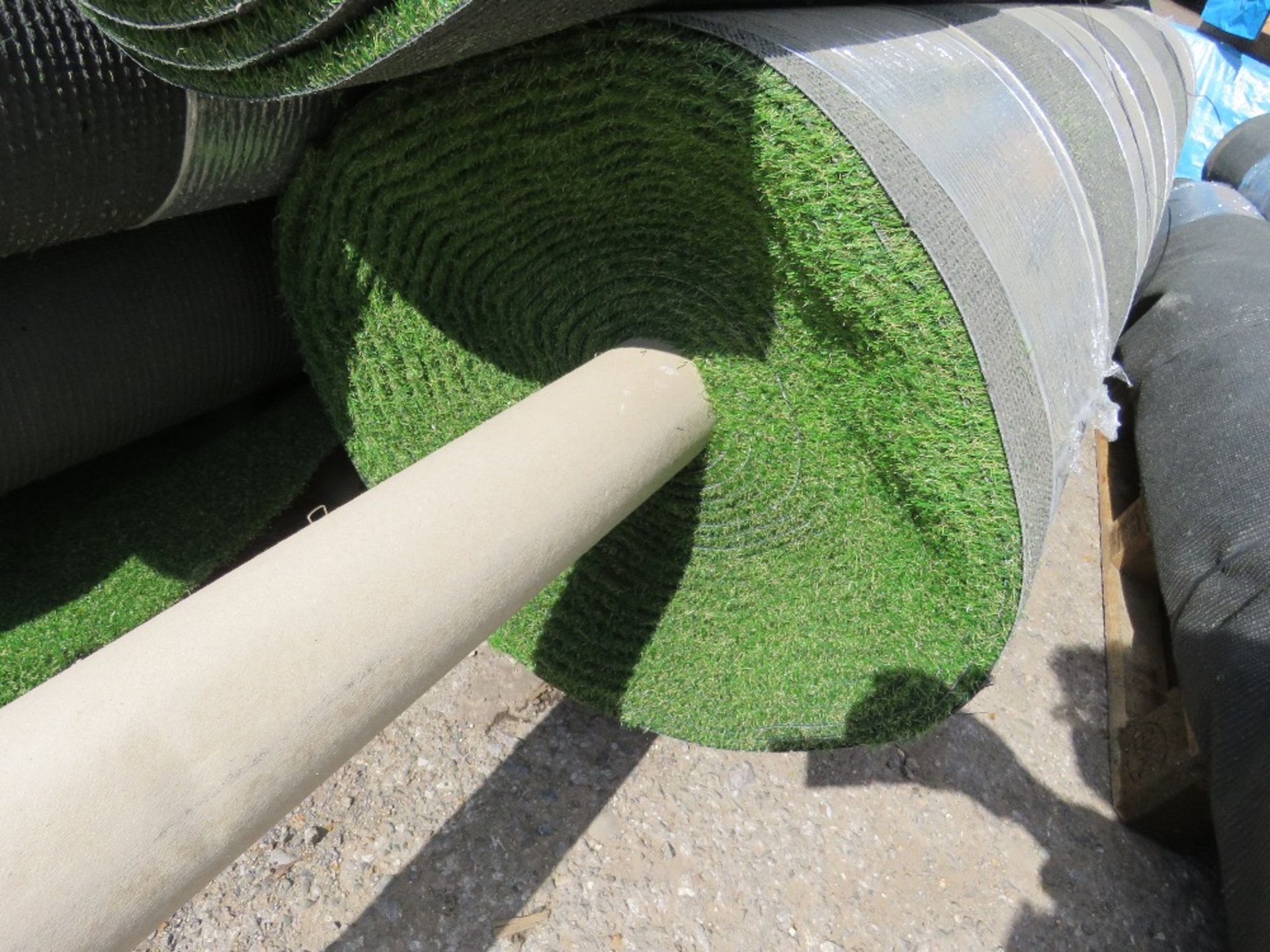 4NO ROLLS OF QUALITY ASTRO TURF ARTIFICIAL GRASS, 3NO @ 4M WIDTH PLUS AN EXTRA LONG ROLL @ 3M WIDTH - Image 3 of 4