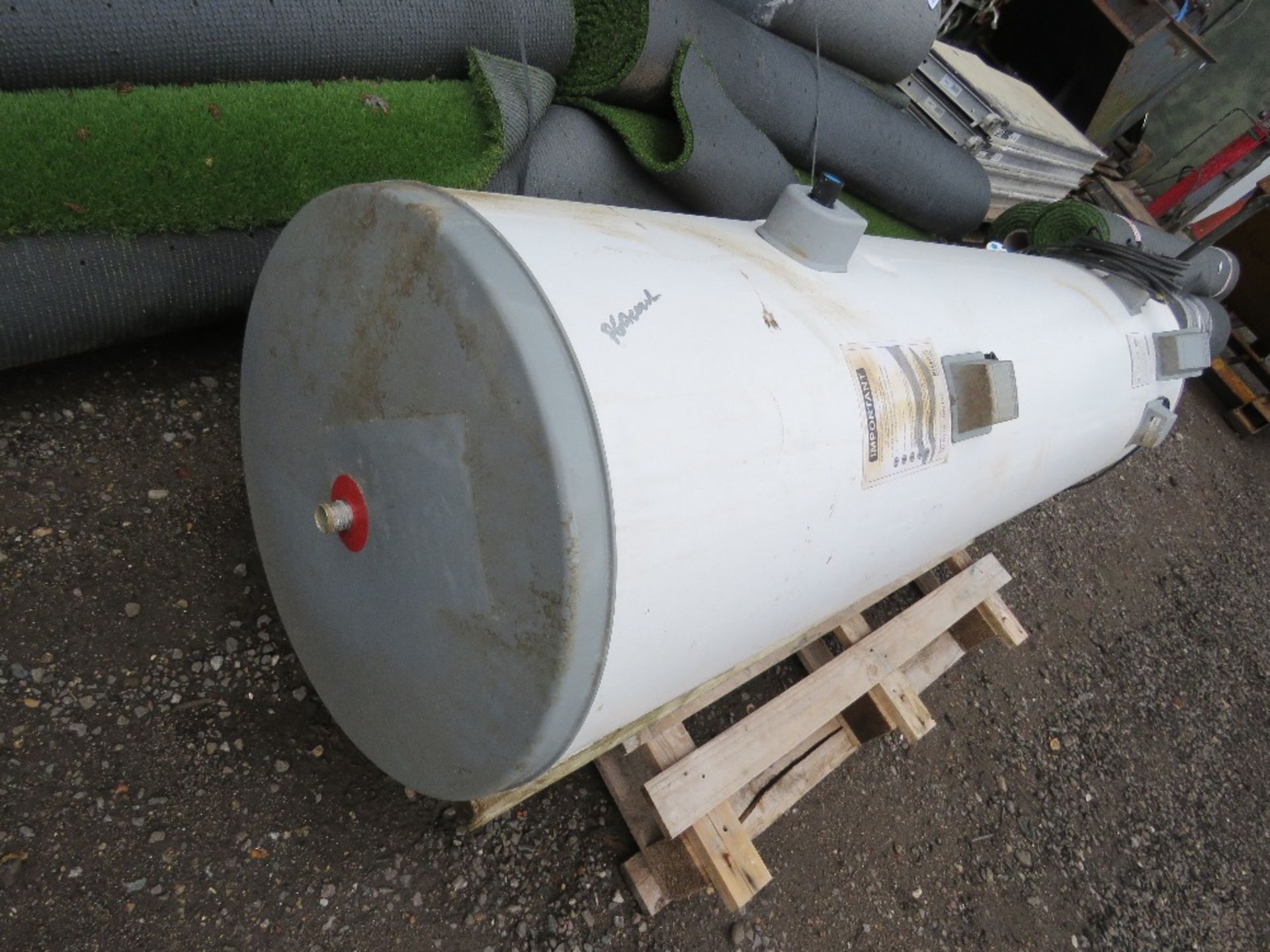 MEGAFLO DDD300HE UNVENTED WATER HEATER CYLINDER. THIS LOT IS SOLD UNDER THE AUCTIONEERS MARGIN SC