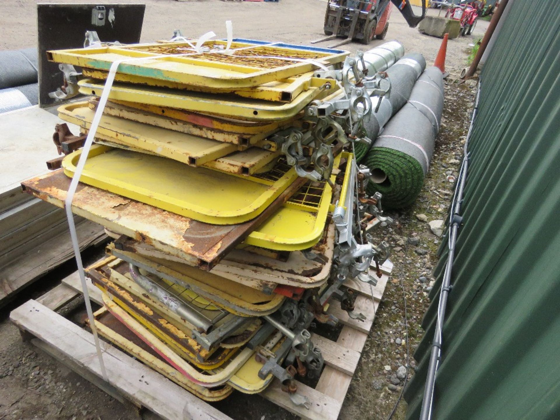 LARGE QUANTITY OF SCAFFOLD SAFETY DOORS. THIS LOT IS SOLD UNDER THE AUCTIONEERS MARGIN SCHEME, TH - Image 2 of 4