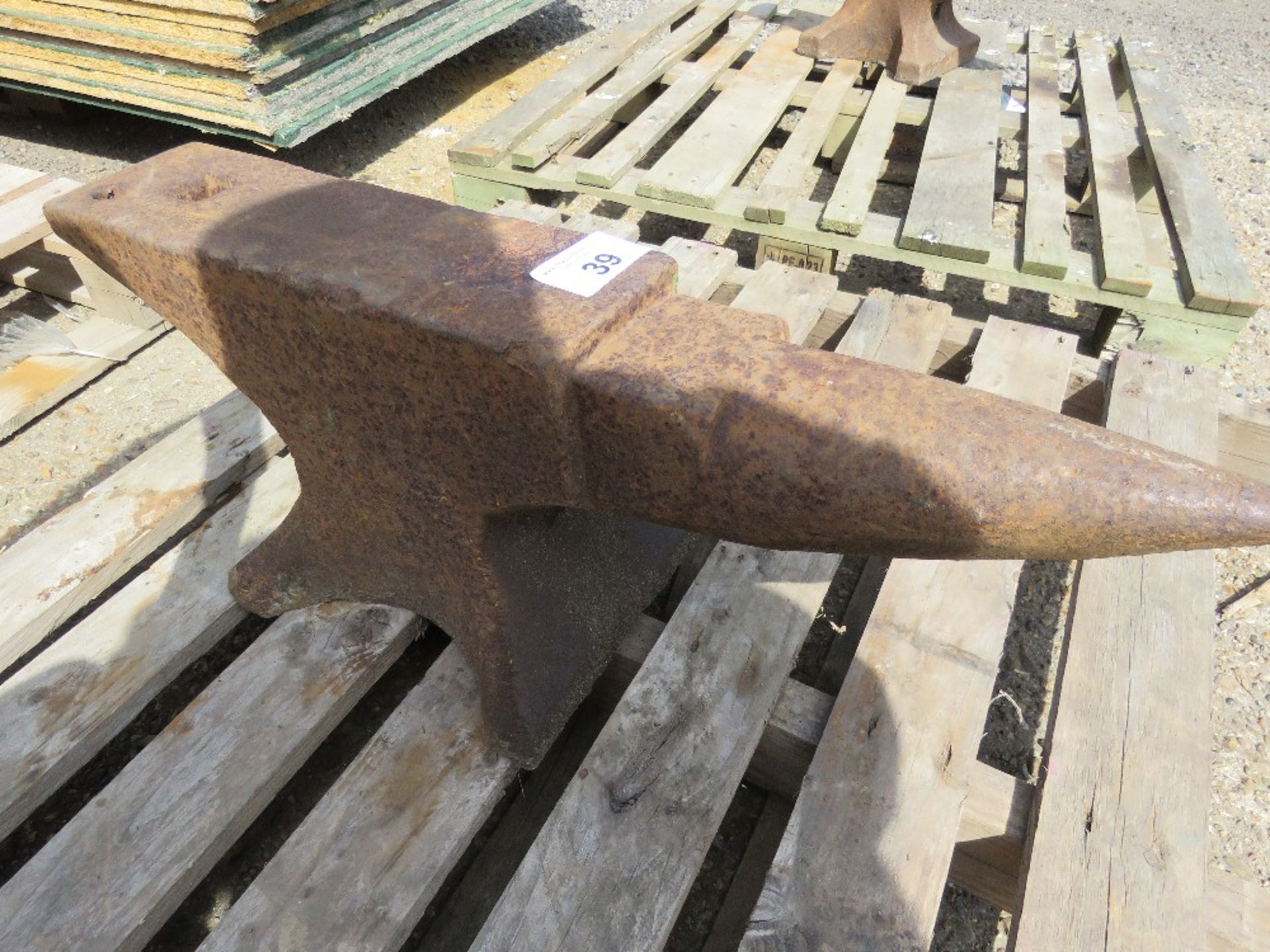 BLACKSMITHS ANVIL, 27" LENGTH APPROX. THIS LOT IS SOLD UNDER THE AUCTIONEERS MARGIN SCHEME, THERE