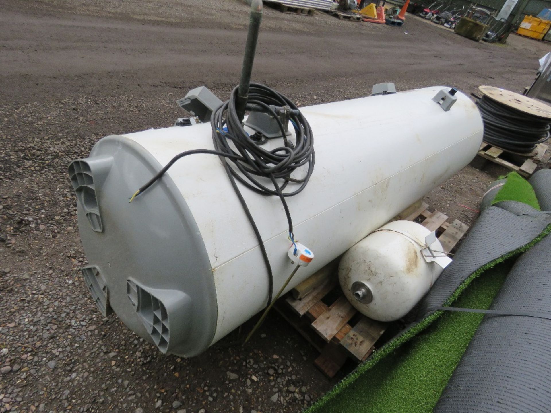 MEGAFLO DDD300HE UNVENTED WATER HEATER CYLINDER. THIS LOT IS SOLD UNDER THE AUCTIONEERS MARGIN SC - Image 4 of 5