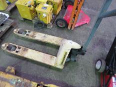 JUNGHEINRICH HYDRAULIC PALLET RUCK WHEN TESTED WAS SEEN TO LIFT AND LOWER.