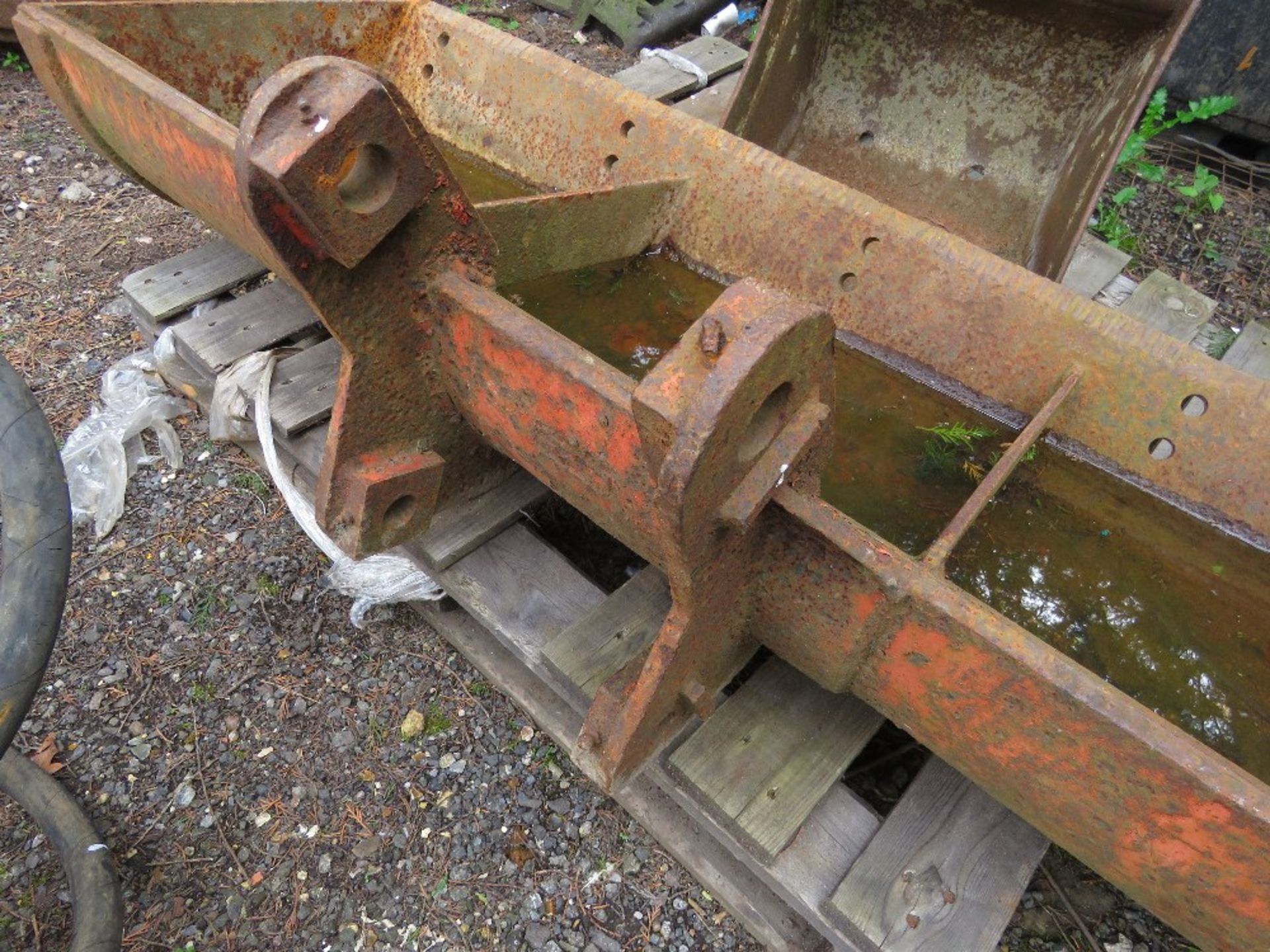 2 X MINI EXCAVATOR BUCKETS: JCB, 40MM PINS, 18" AND GRADING. THIS LOT IS SOLD UNDER THE AUCTIONE - Image 2 of 3