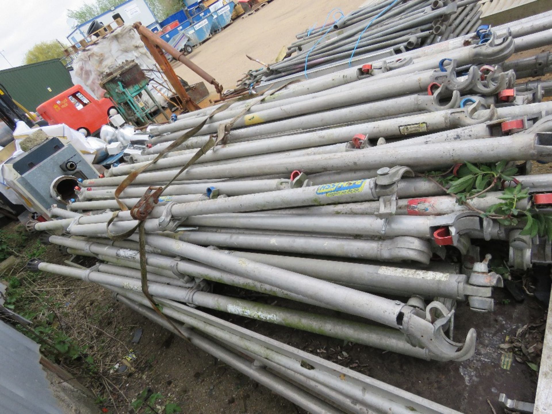 LARGE QUANTITY OF ASSORTED ALUMINIUM SCAFFOLD TOWER PARTS. - Image 2 of 9