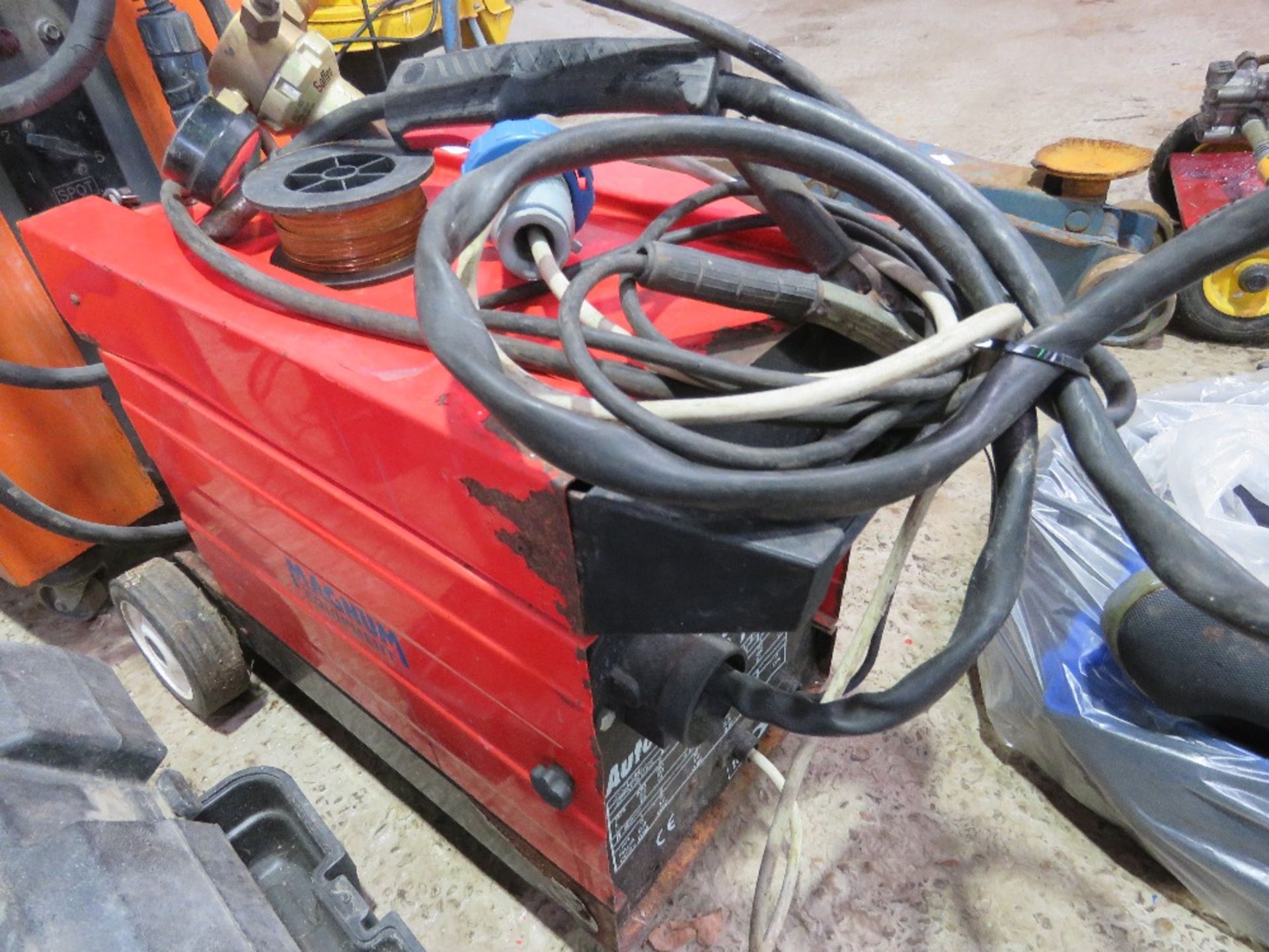 MAGNUM 240VOLT POWERED MIG WELDER. THIS LOT IS SOLD UNDER THE AUCTIONEERS MARGIN SCHEME, THEREFOR - Image 3 of 4