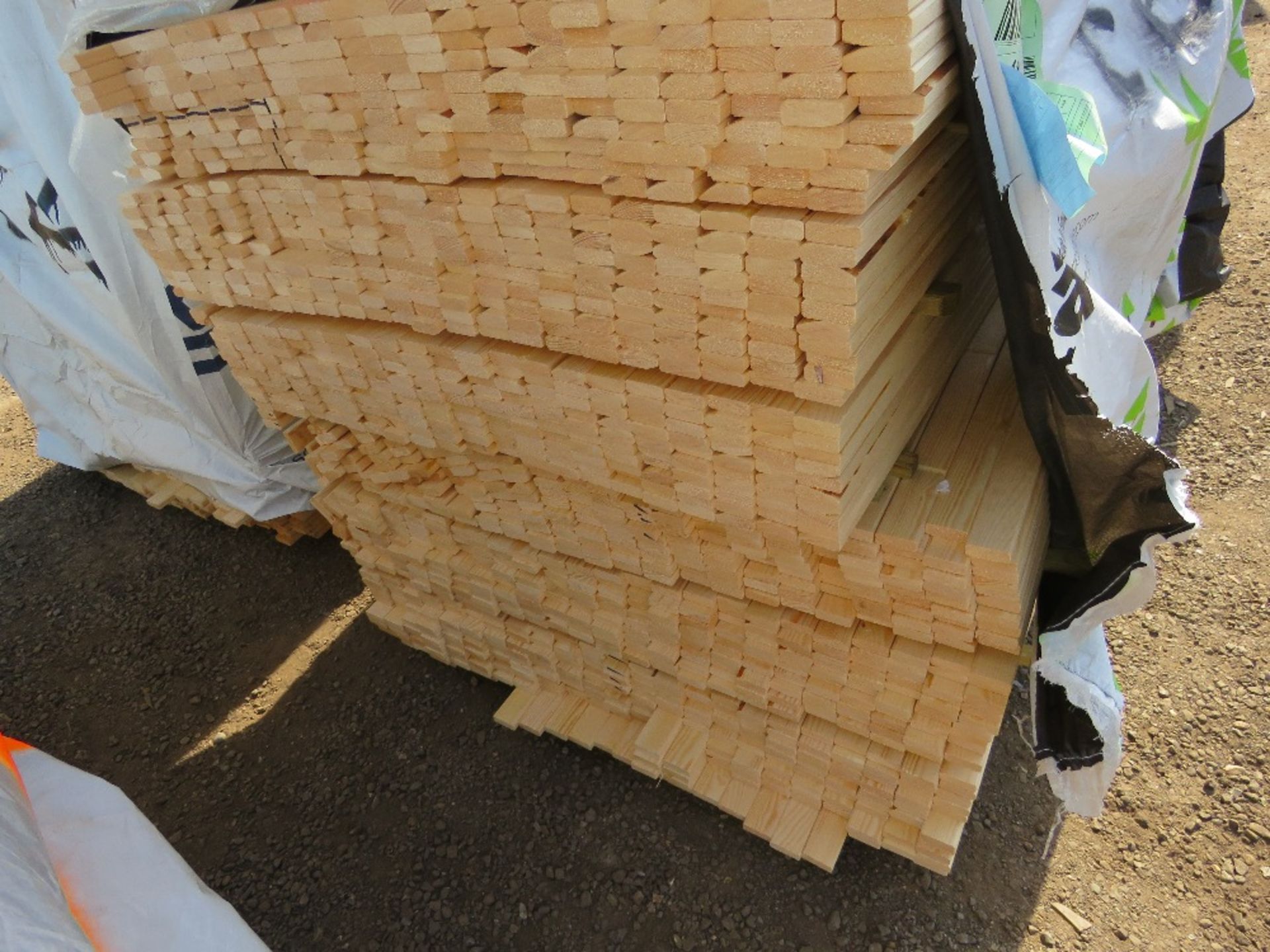 EXTRA LARGE PACK OF VENETIAN PALE / TRELLIS TIMBER SLATS, UNTREATED: 1.83M LENGTH X 45MM X 17MM APPR - Image 2 of 3