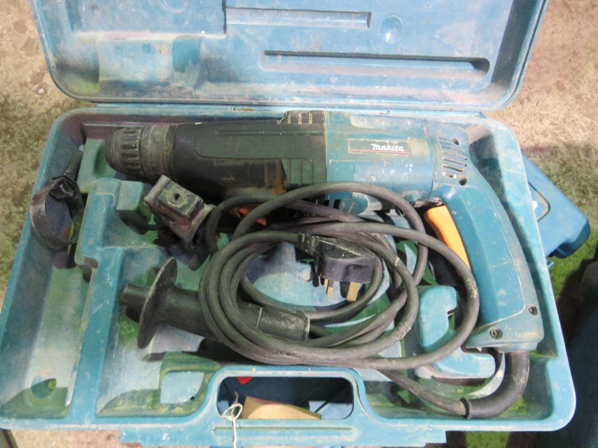 4 X POWER TOOLS, MAY BE INCOMPLETE: GRINDER PLUS 3NO DRILLS. - Image 6 of 9