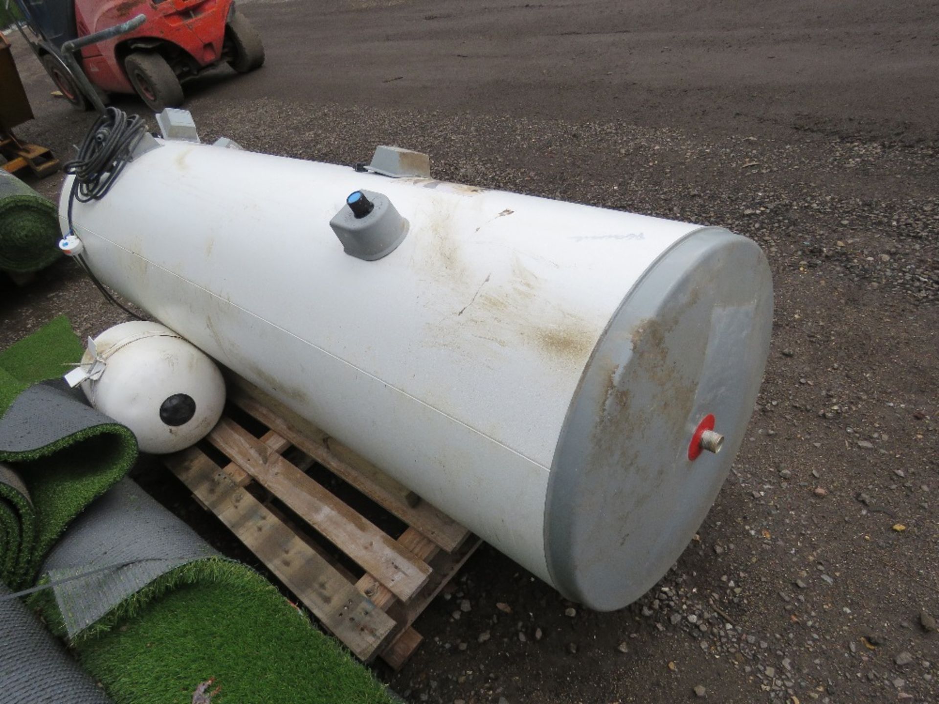 MEGAFLO DDD300HE UNVENTED WATER HEATER CYLINDER. THIS LOT IS SOLD UNDER THE AUCTIONEERS MARGIN SC - Image 2 of 5