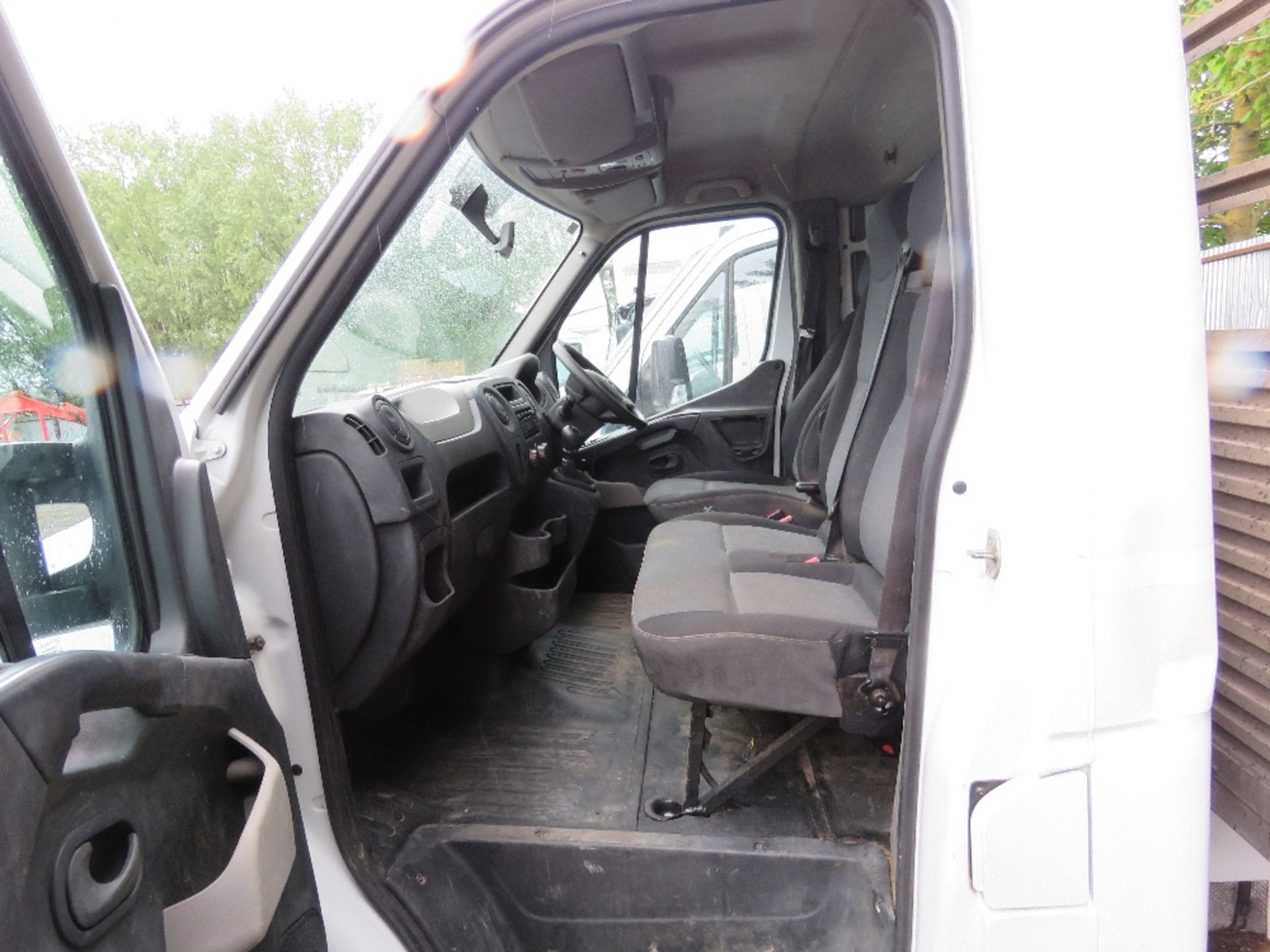 NISSAN NV400 DROP SIDE TRUCK REG:SN15 CWC WITH V5. 14FT LENGTH BODY APPROX. MOT UNTIL 11.09.23. NB: - Image 6 of 9