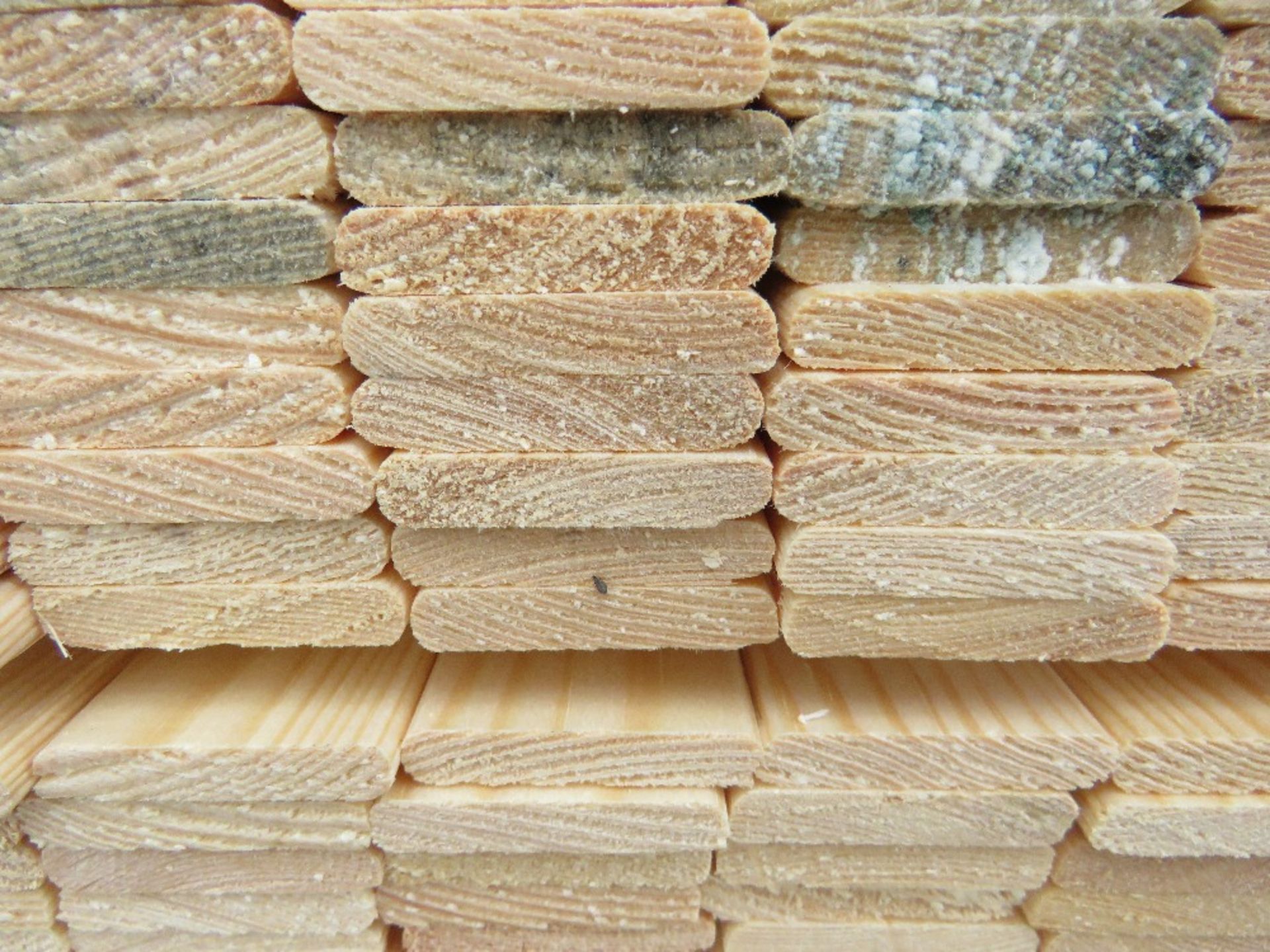 EXTRA LARGE PACK OF UNTREATED THIN WOVEN FENCE CLADDING SLATS, 1.74M LENGTH X 40MM WIDTH APPROX. - Image 3 of 3