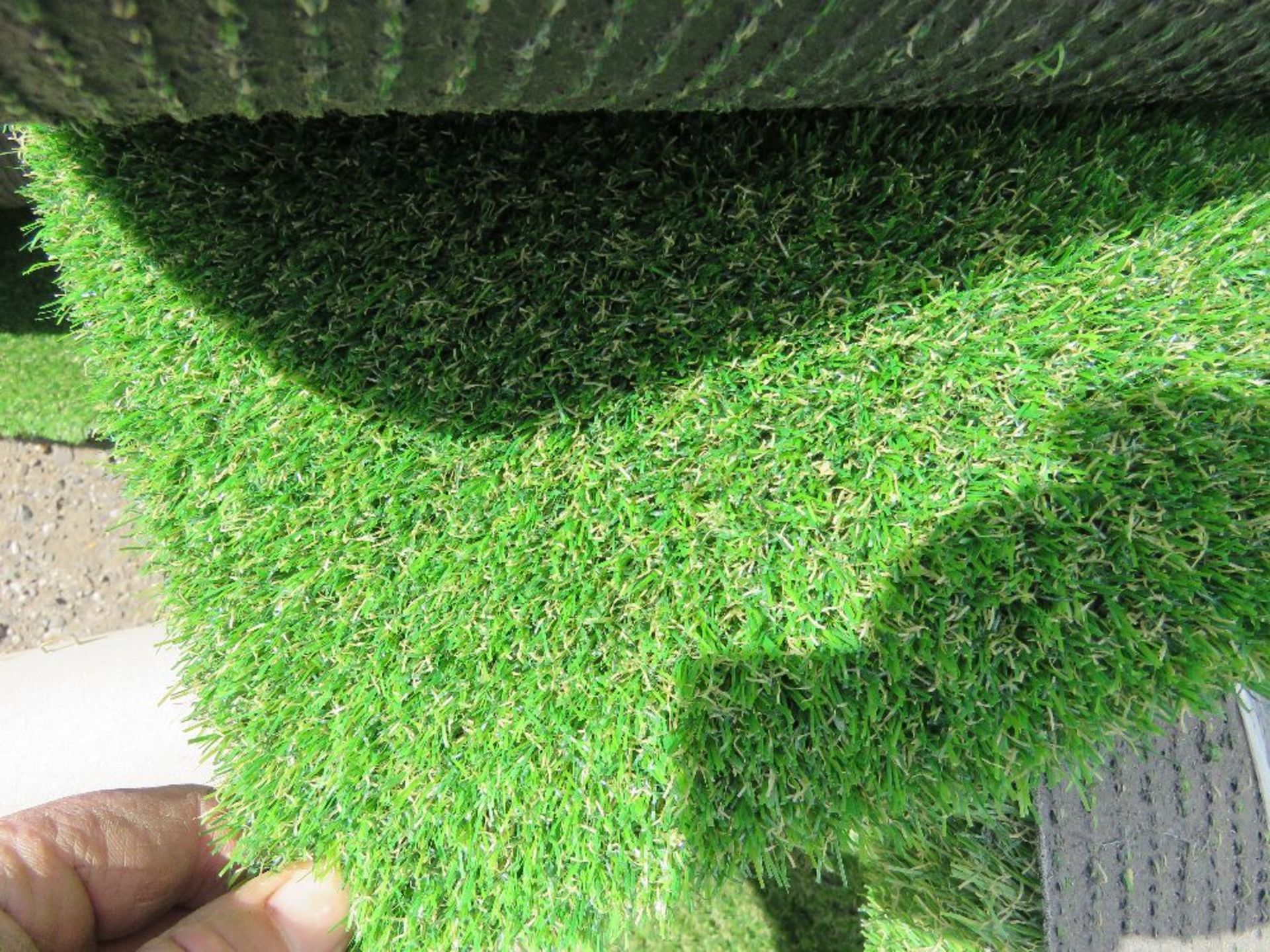 4NO ROLLS OF QUALITY ASTRO TURF ARTIFICIAL GRASS, 3NO @ 4M WIDTH PLUS AN EXTRA LONG ROLL @ 3M WIDTH - Image 4 of 4