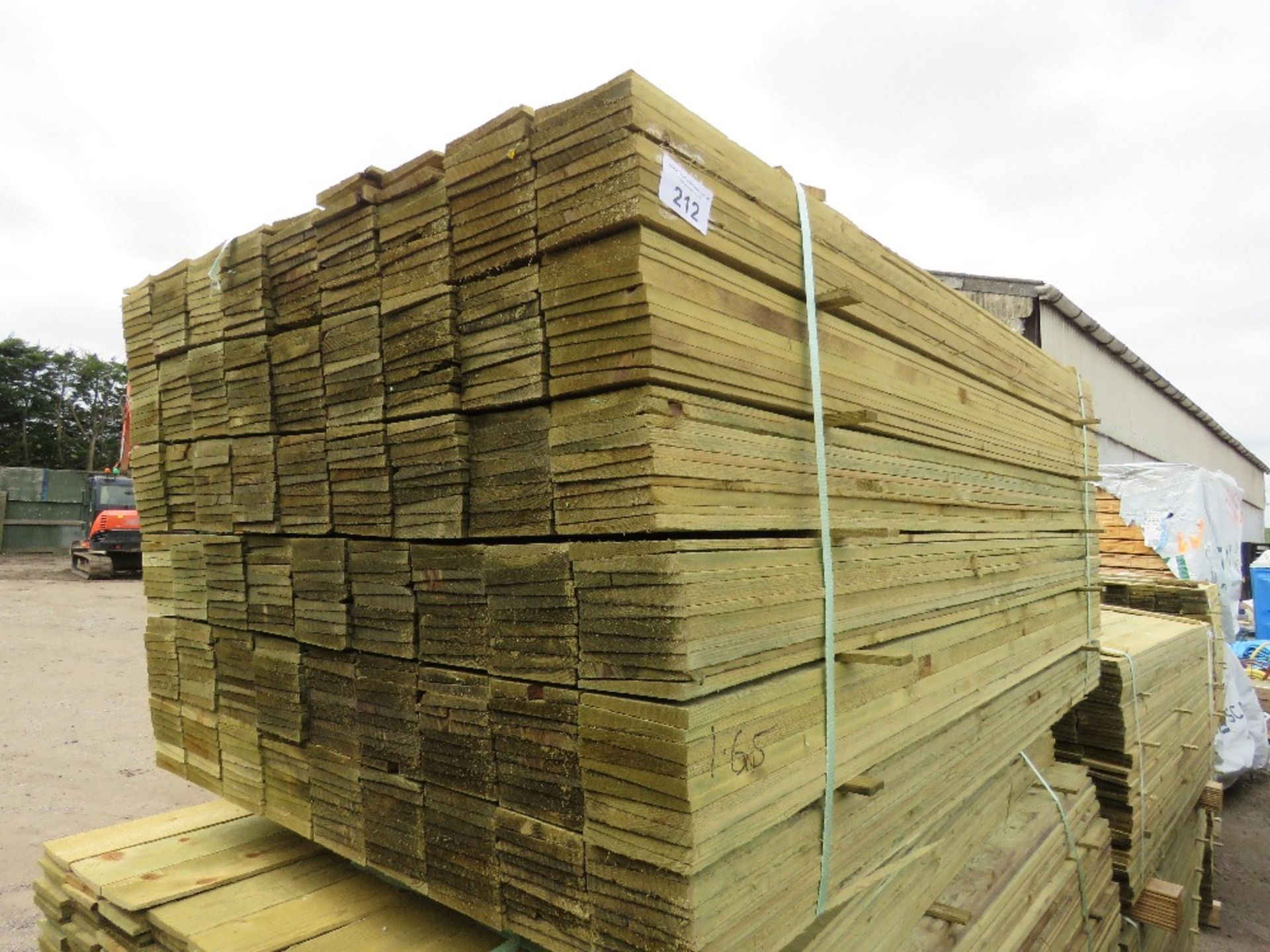 LARGE PACK OF PRESSURE TREATED FEATHER EDGE FENCE CLADDING TIMBER BOARDS: 1.65M LENGTH X 100MM WIDTH