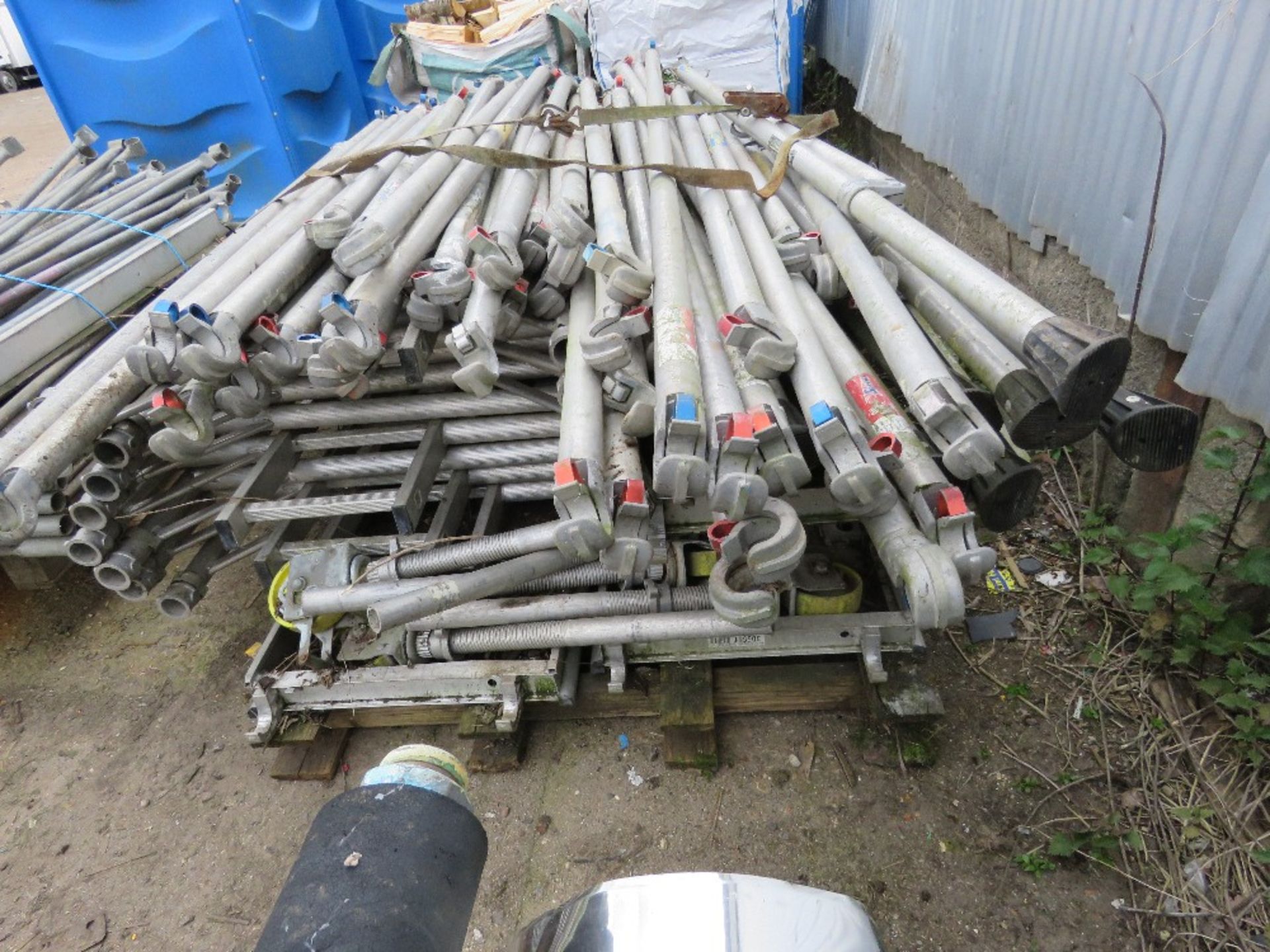 LARGE QUANTITY OF ASSORTED ALUMINIUM SCAFFOLD TOWER PARTS. - Image 5 of 9