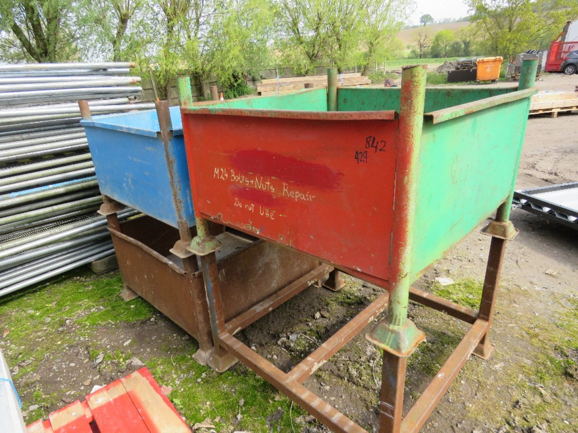 4NO STACKING METAL STILLAGES. THIS LOT IS SOLD UNDER THE AUCTIONEERS MARGIN SCHEME, THEREFORE NO - Image 3 of 3
