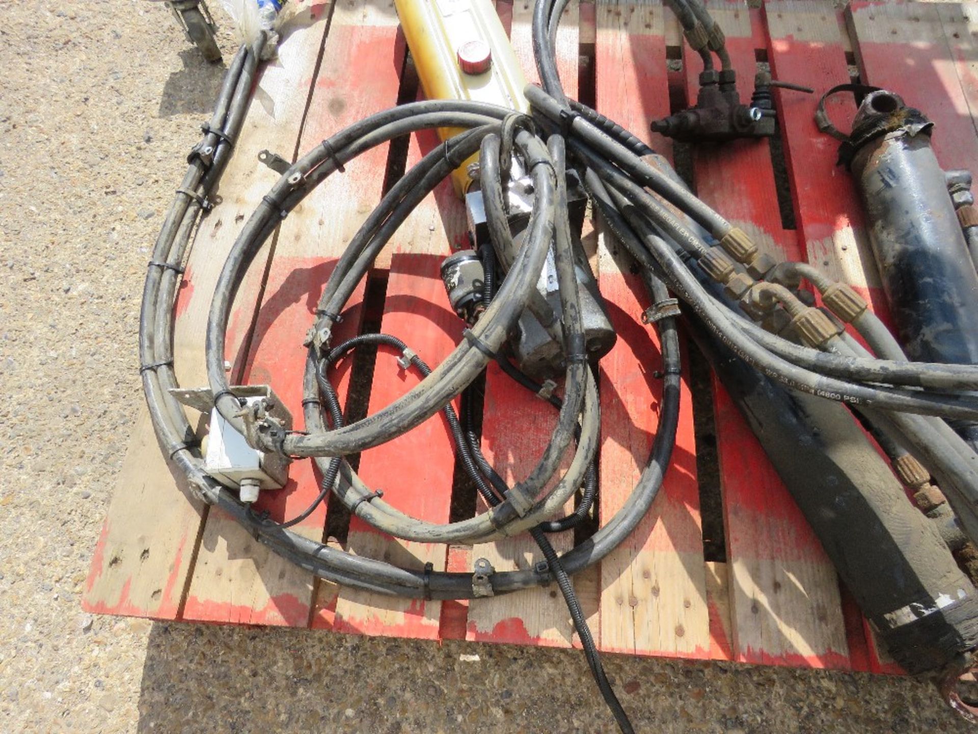2NO HYDRAULIC RAMS WITH A 24 VOLT POWERPACK. - Image 4 of 4