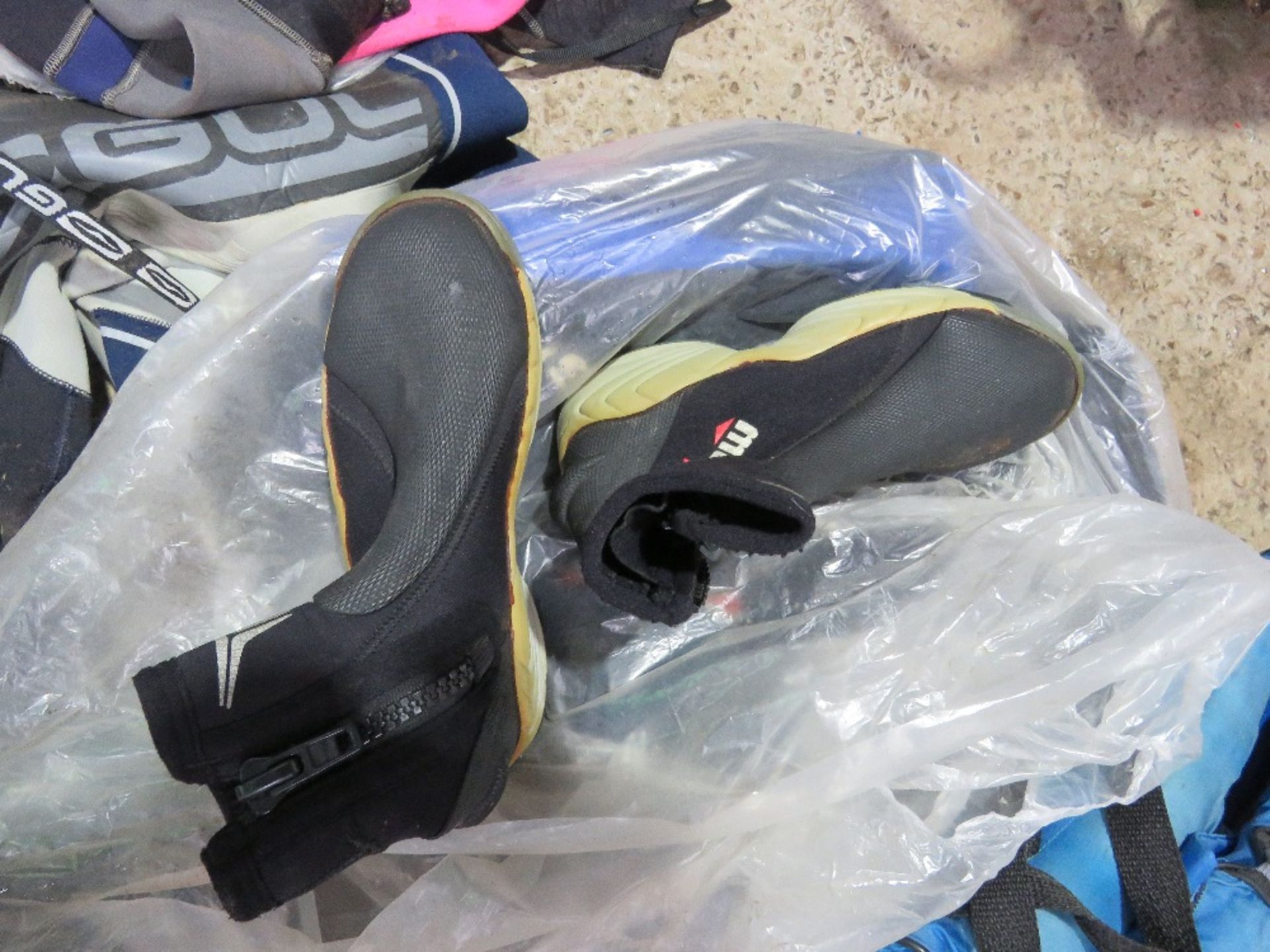 WET SUITS, LIFE JACKETS ETC. THIS LOT IS SOLD UNDER THE AUCTIONEERS MARGIN SCHEME, THEREFORE NO V - Image 4 of 4