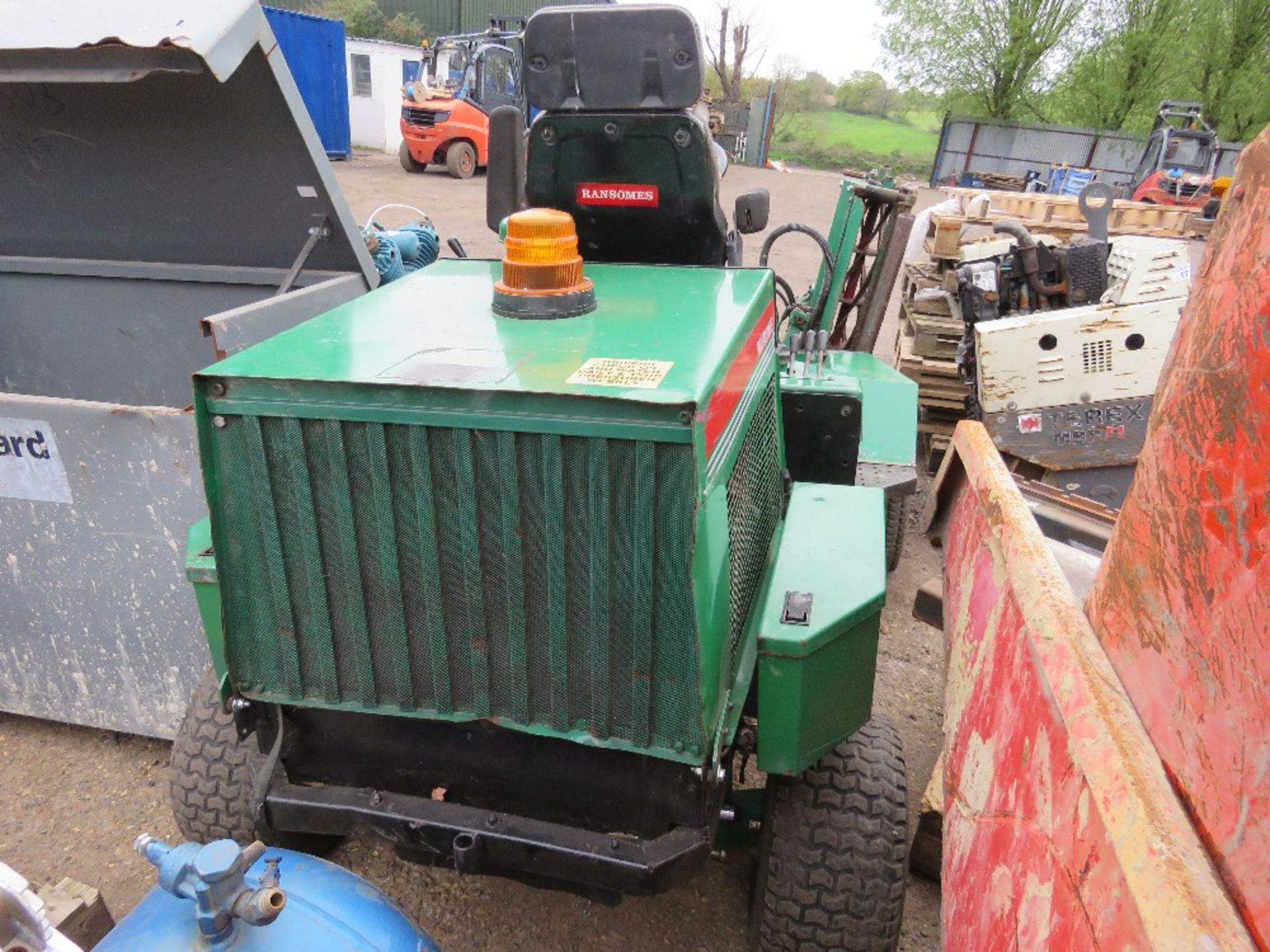 RANSOMES 213 TRIPLE RIDE ON CYLINDER MOWER WITH KUBOTA ENGINE. WHEN TESTED WAS SEEN TO DRIVE, STEER, - Image 5 of 11