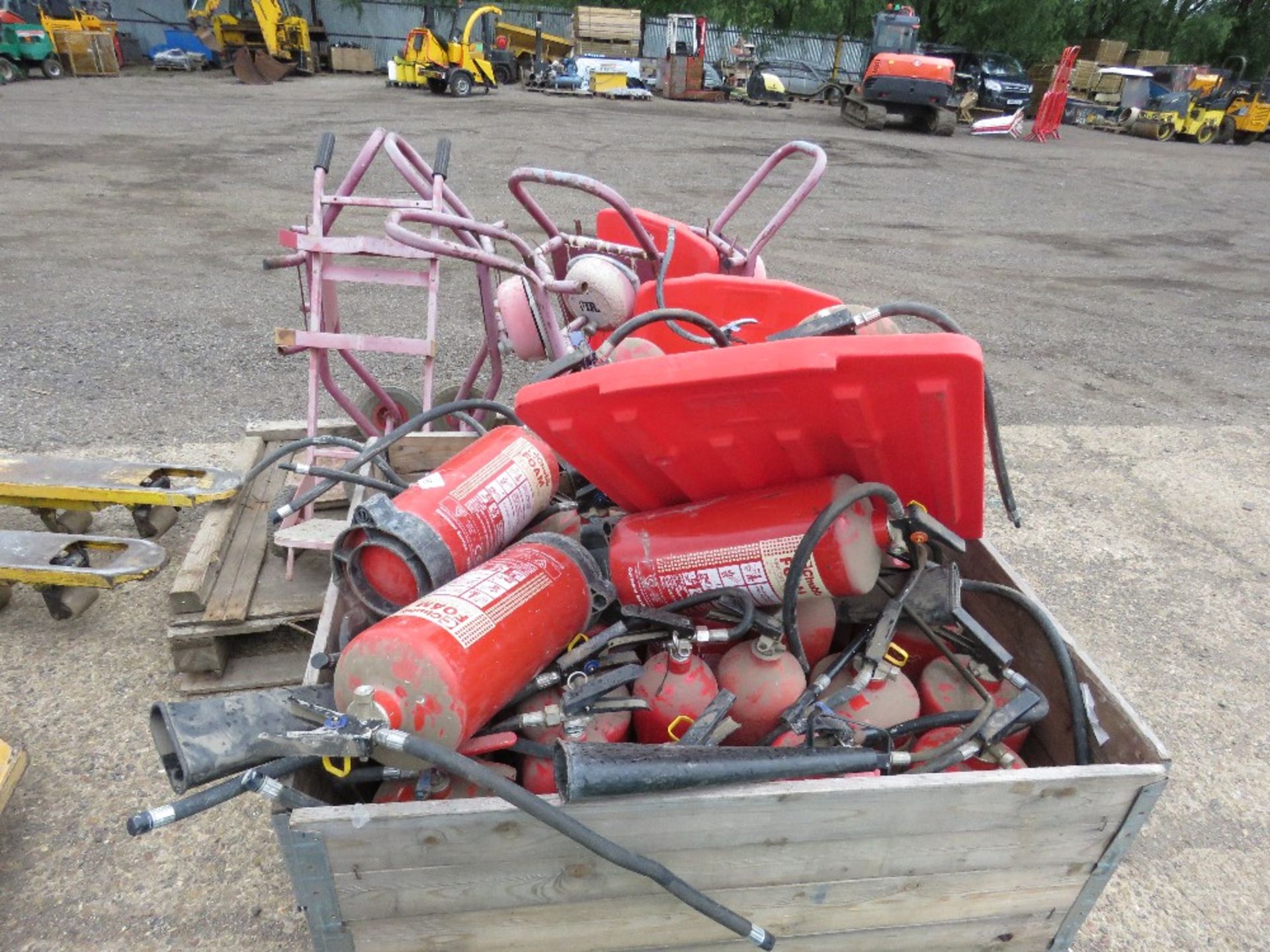 2 X PALLETS OF ASSORTED FIRE EXTINQUISHERS, STANDS AND TROLLEYS. - Image 3 of 4