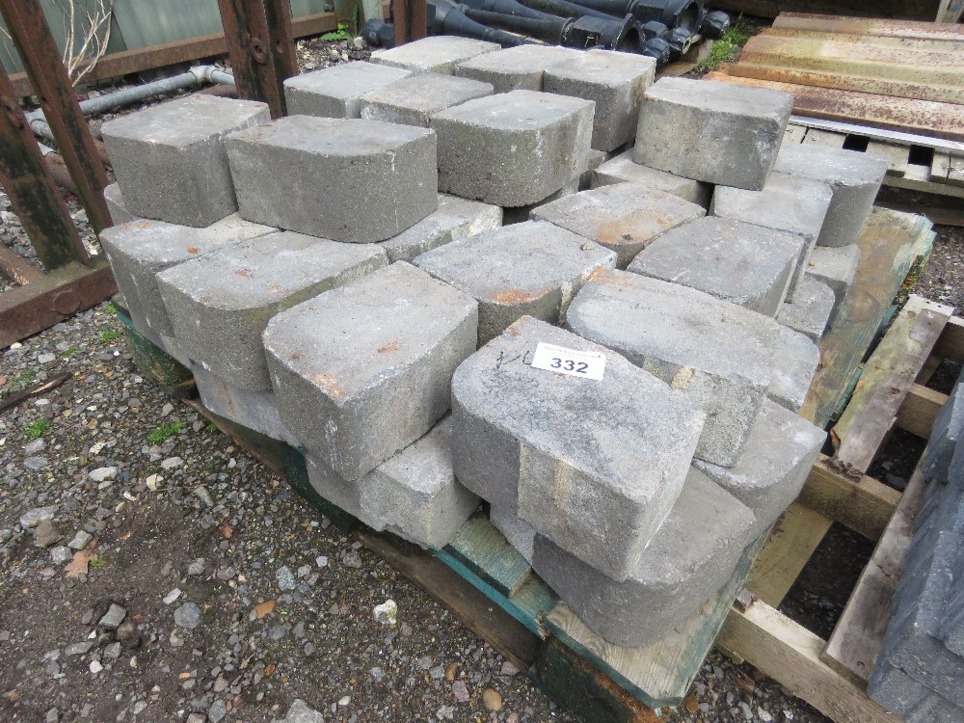 PALLET CONTAINING BULL NOSE GREY BLOCK PAVERS. THIS LOT IS SOLD UNDER THE AUCTIONEERS MARGIN SCHE