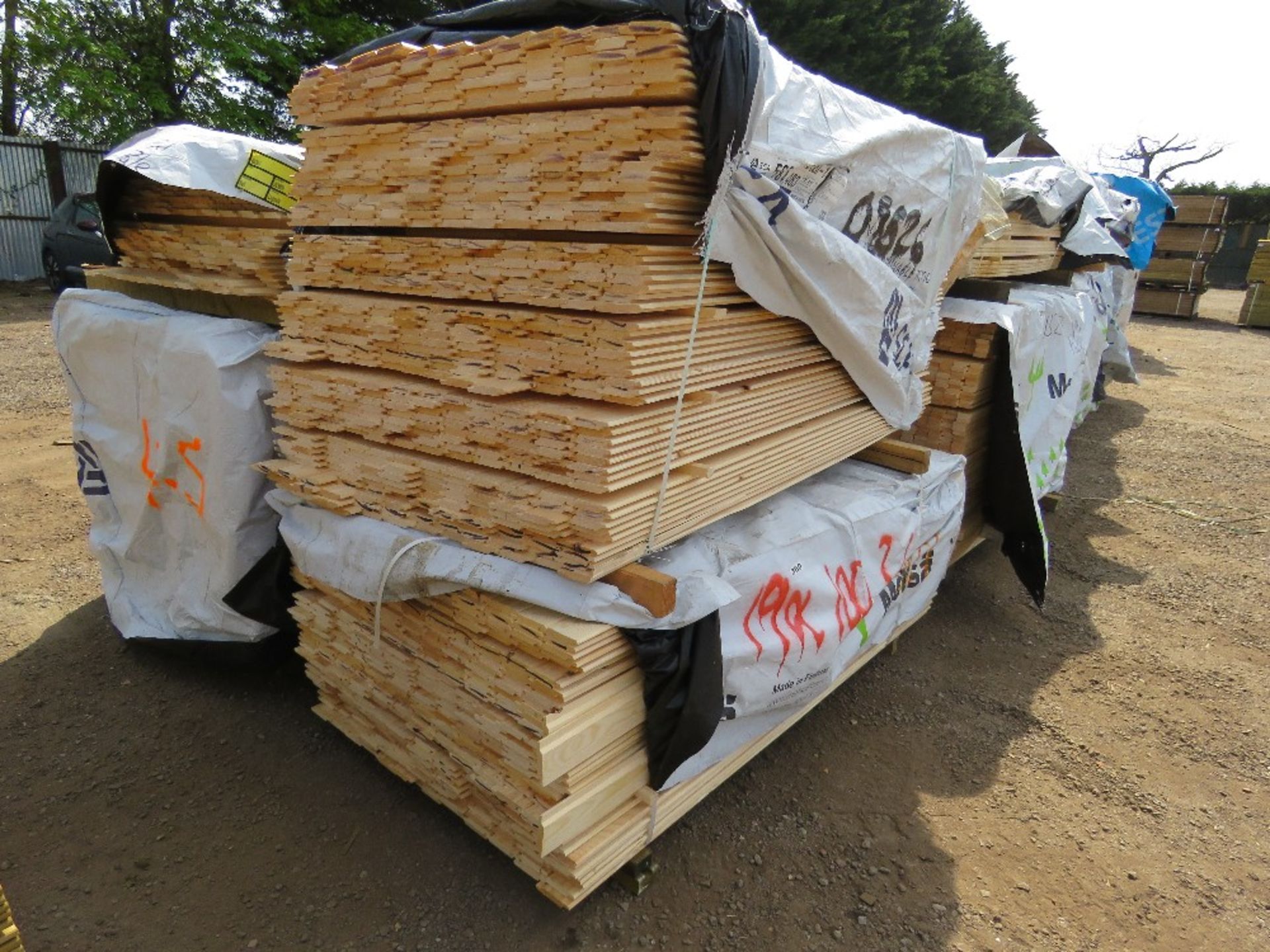 2 X PALLETS OF HIT AND MISS FENCE CLADDING TIMBER 0.83M - 1.12M APPROX X 100MM APPROX. - Image 9 of 15