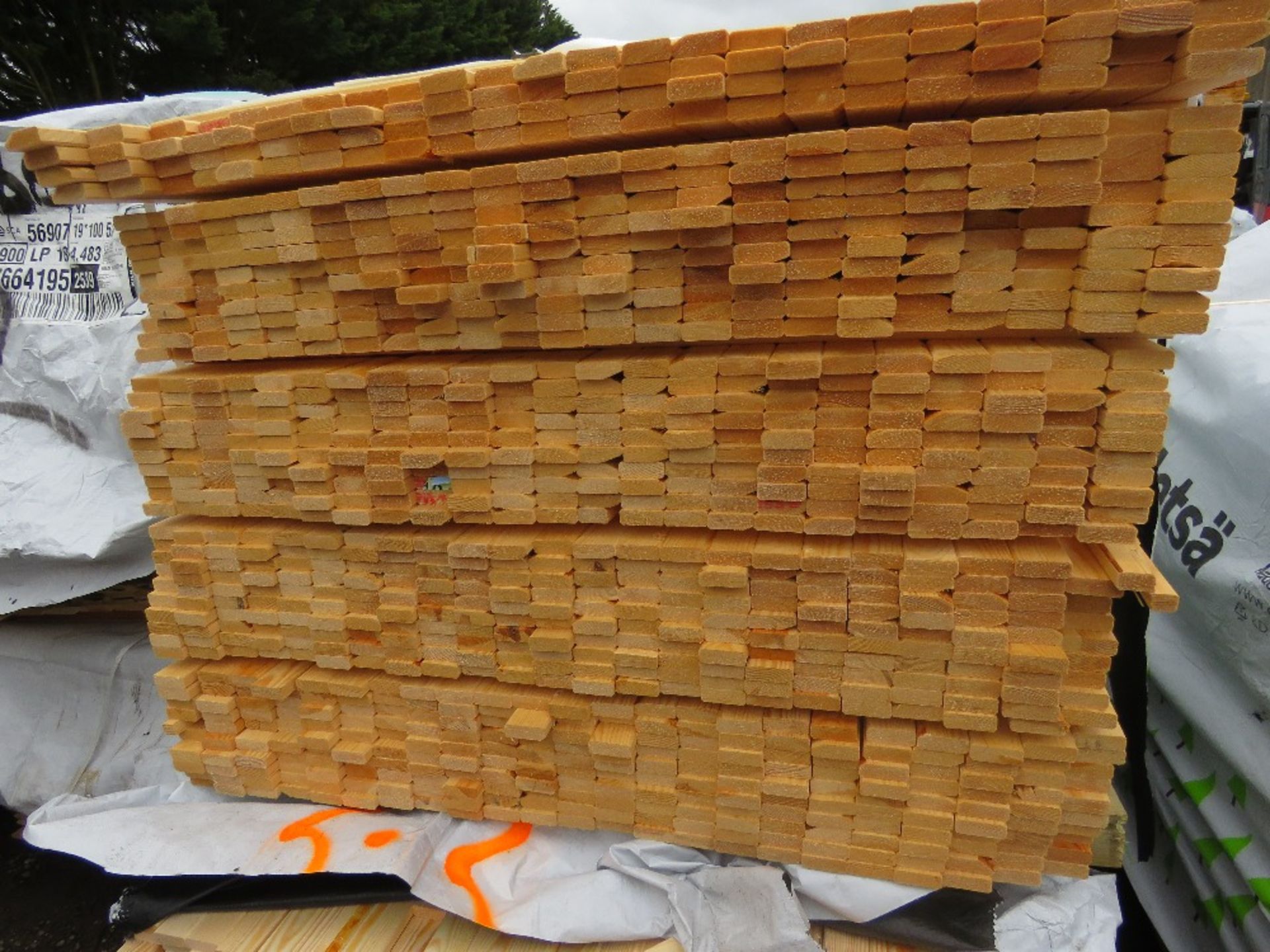 PACK OF UNTREATED VENETIAN FENCE / TRELLIS TIMBER SLATS 1.83M LENGTH X 45MM X 17MM APPROX. - Image 2 of 3