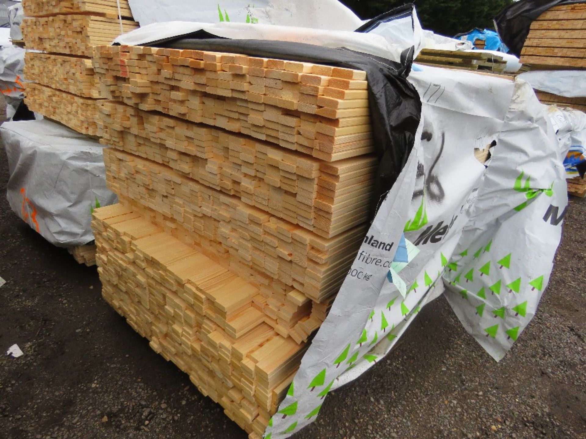 EXTRA LARGE PACK OF UNTREATED VENETIAN FENCE / TRELLIS TIMBER SLATS 1.42M LENGTH X 45MM X 17MM APPRO